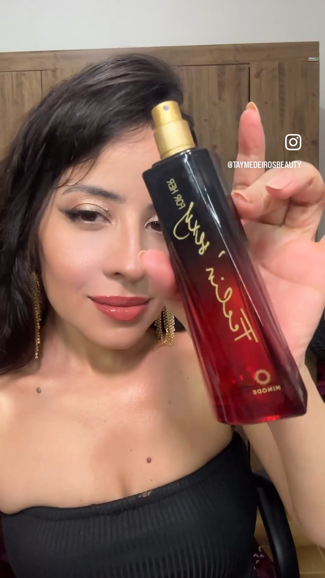 A Hinode oferece uma variedade de perfumes que podem ser ótimas opções de presente.
Esse é o Feelin Sexy For Her, é uma fragrância instigante que vai elevar o poder de sedução e feminilidade. Uma abertura arrojada da pimenta rosa e suculentas frutas vermelhas se contrastam de forma bela com um coração opulento de flor de pêra e lírio selvagem.
O fundo da fragrância oferece uma sensualidade divertida do musk complementado por um toque de algodão doce. Desejo absoluto!
FAMÍLIA OLFATIVA: Chipre Sedutor
NOTAS OLFATIVAS:
Торо: Frutas Vermelhas, Pimenta Rosa e Raspas de Limão Siciliano
Corpo: Violeta, Iris e Flor de Pêra
Fundo: Patchouli, Algodão Doce e Musk
Você tem 10% de desconto usando o cupom LTK10
Comprando pelo meu link, só me chamar que eu mando por direct!
#Itkbrasil #hinode #publi


#LTKgiftguide #LTKsale #LTKbrasil