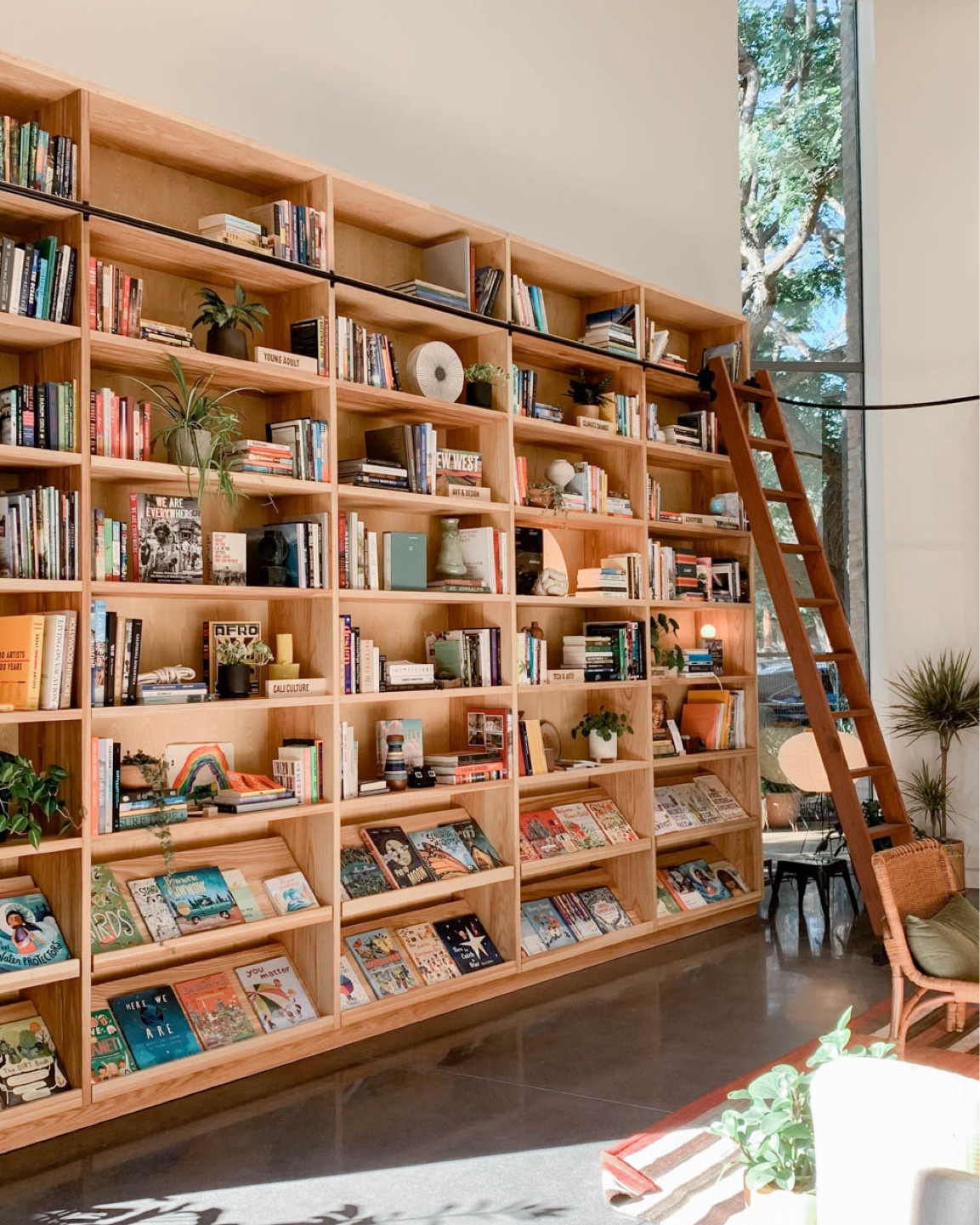 ✨ Bookshelf Wealth ✨⁠
⁠
To achieve this cozy and lived-in look, you'll need a selection of books that have been curated and loved rather than appealing hardcovers used just for display. ⁠
⁠
This eclectic trend expands beyond just bookshelf organization, encompassing your home as a whole:⁠
⁠
🤍 Unique art & styling⁠
🤍 Cozy seating areas⁠
🤍 Patterns & textures⁠
🤍 Ambient lighting ⁠
⁠

#LTKHome #LTKSeasonal #LTKFindsUnder100