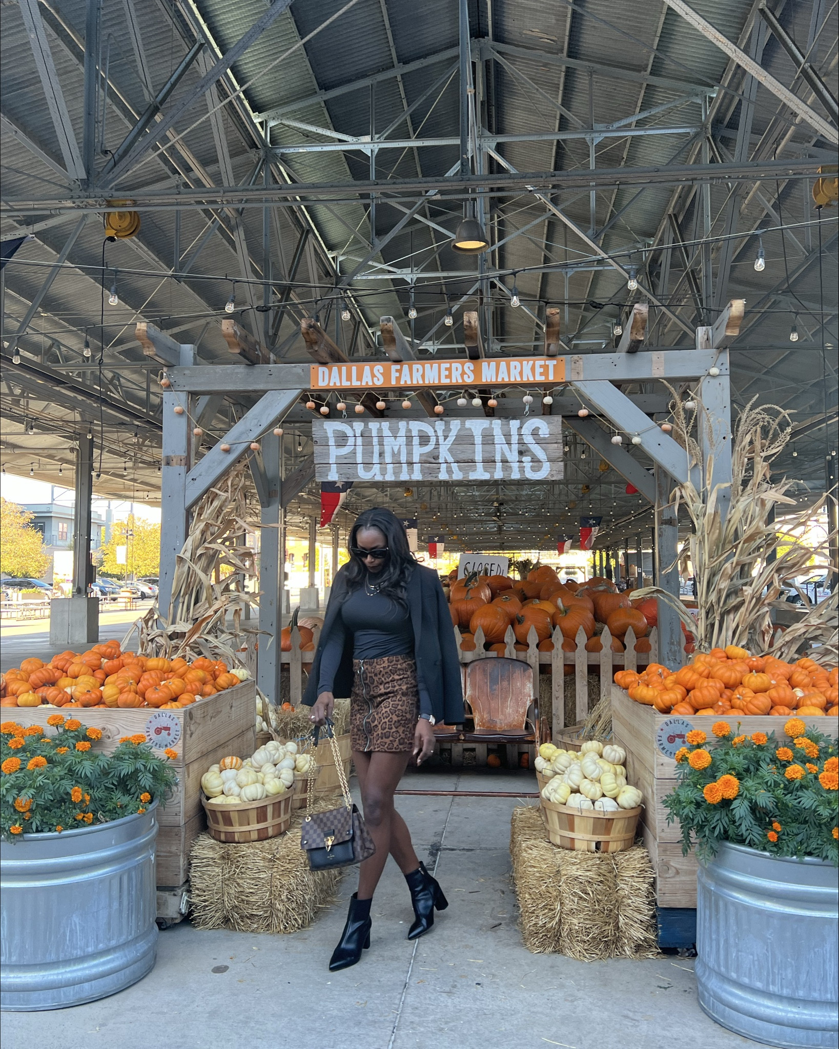 Hello, October 🍂 Cozy layers, cooler days, and a little pop of leopard to keep it chic. Who else is ready for sweater weather season?