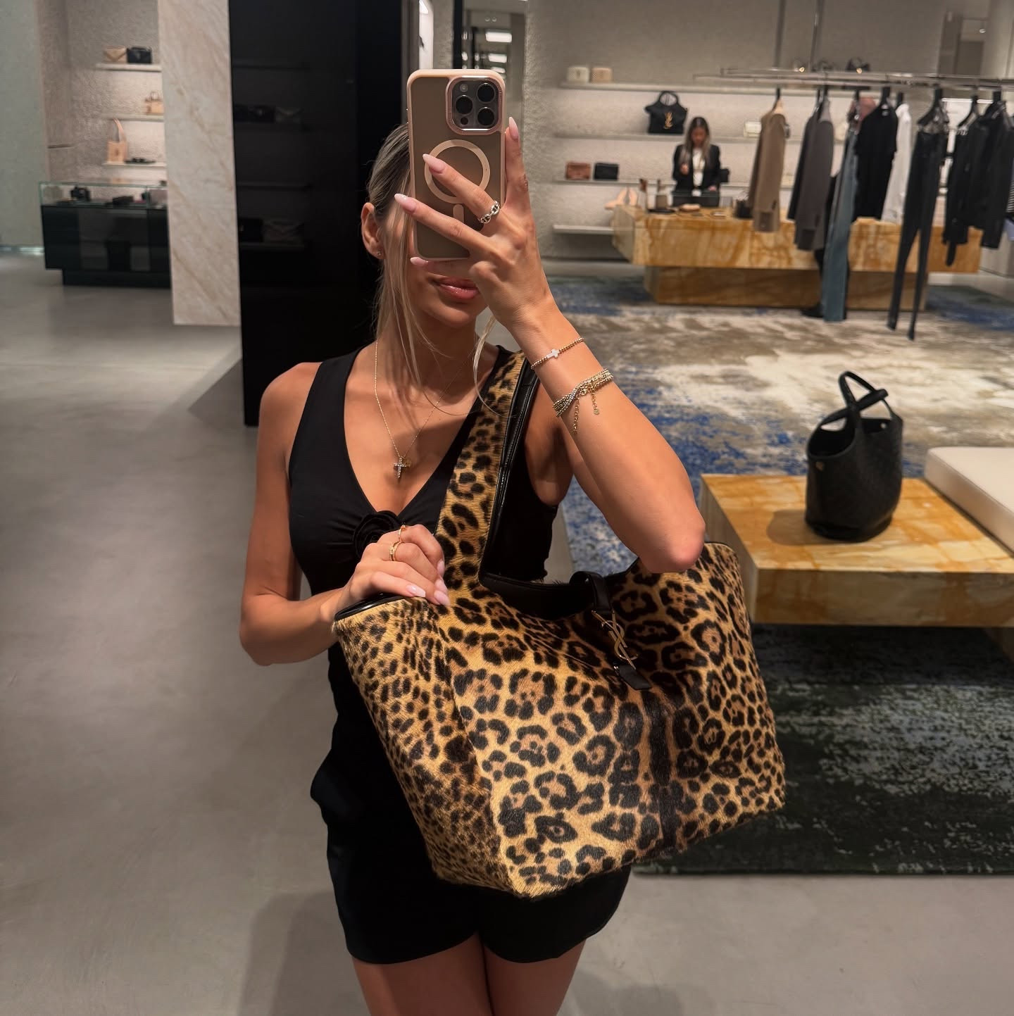 Leopard and #SaintLaurent is a combo that can’t be beat🖤 The 𝙣𝙚𝙬 Le 5 À 7 Bea in pony hair is perfect for the fall and retails for $5,400✨ 
.
.
.
.
.
.
.
#ablondestyling #detroit #michigan 
#personalstylist #personalshopper #style #fashion #handbag #ysl #leopard #fallfashion #leopardprint 
#luxury #shopping #falloutfit #fallishere #summer #ootd #followforfollow #