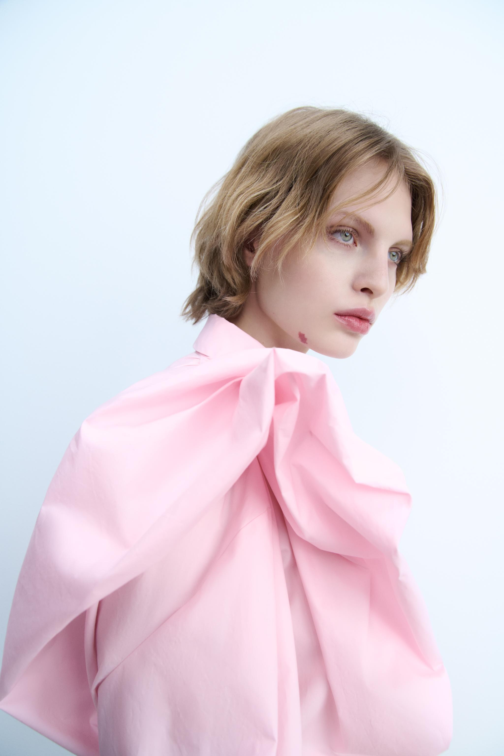 ZARA WOMAN COLLECTIONShirt made of 100% cotton yarn. Lapel collar and long sleeves with pleated c... | Zara US