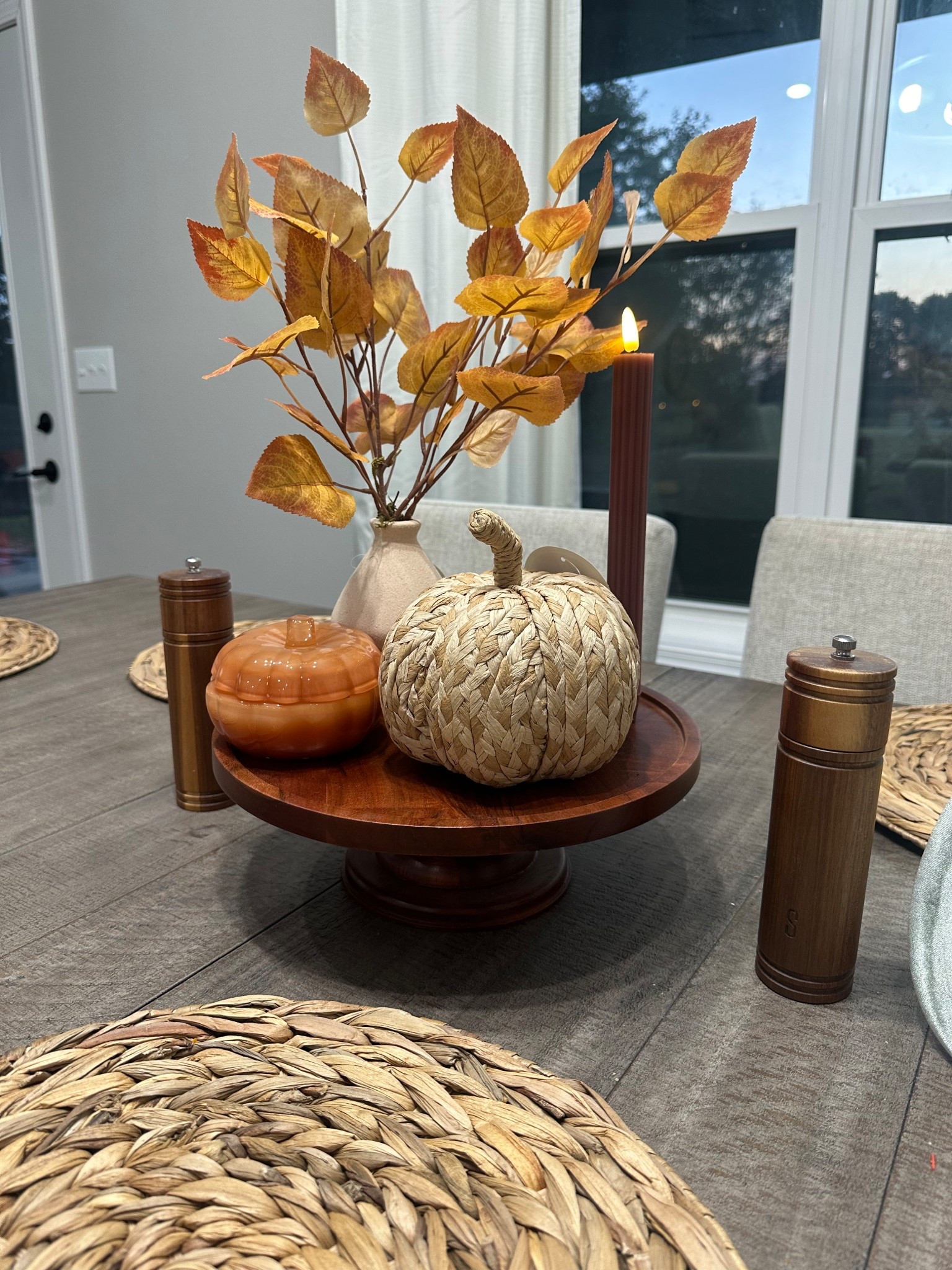 Dining room fall decor #falldecor #pumpkindecor 