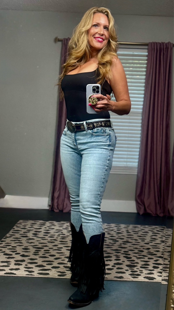The halter said “keep it cute”
The boots said “cause a scene”
I listened to both 👀🔥
Linked the entire fit for ya 😘

#LTKFestival #LTKootd #LTKgrwm