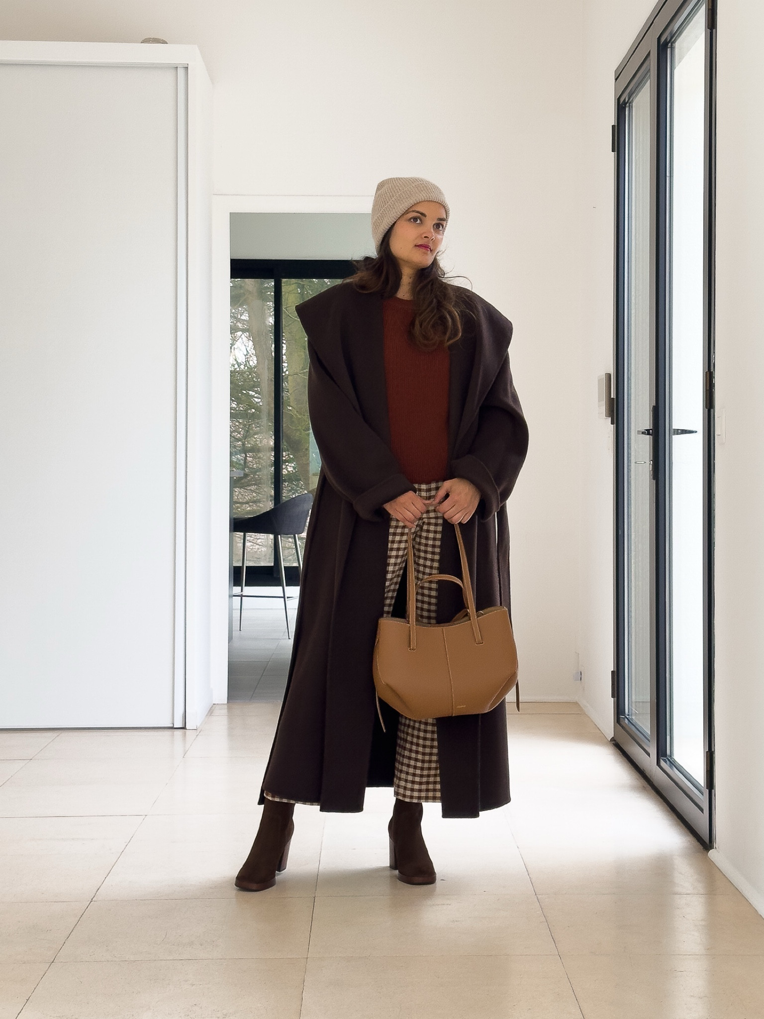 Manteau chocolat ARKET (co actuelle) /
Pull Gary Sezane /
Pantalon crop Martin Sezane /
Bottines en daim Jules & Jenn /
Sac Cyme Polene /
Bonnet cachemire Hobbs London 


#LTKfrance #LTKwinter