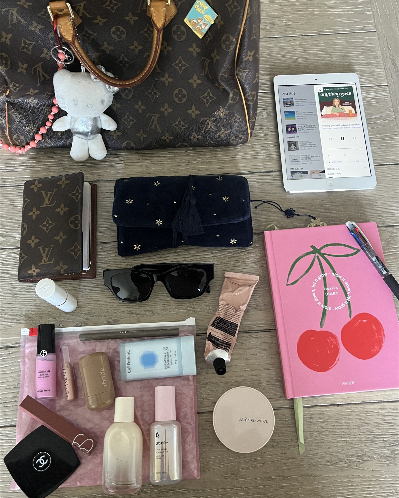 #Kbeauty 포기못하는 애정템들과 
요즘 빠진 #블러셔 👛
#Korean
#koreanbeauty
#Essentialitem
#DailyEssentials