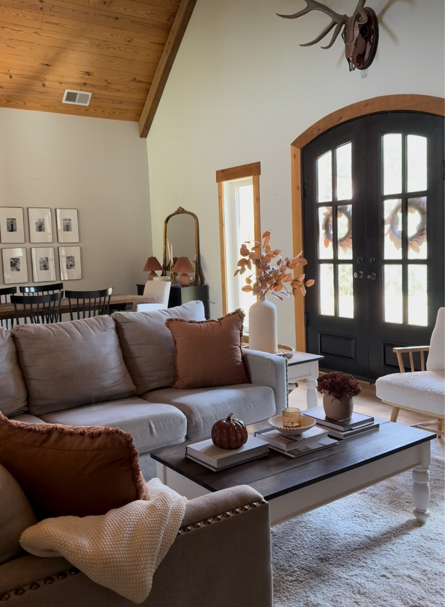 Fall Home 🍂
Fall living room decor



#LTKFindsUnder50 #LTKSeasonal #LTKHome