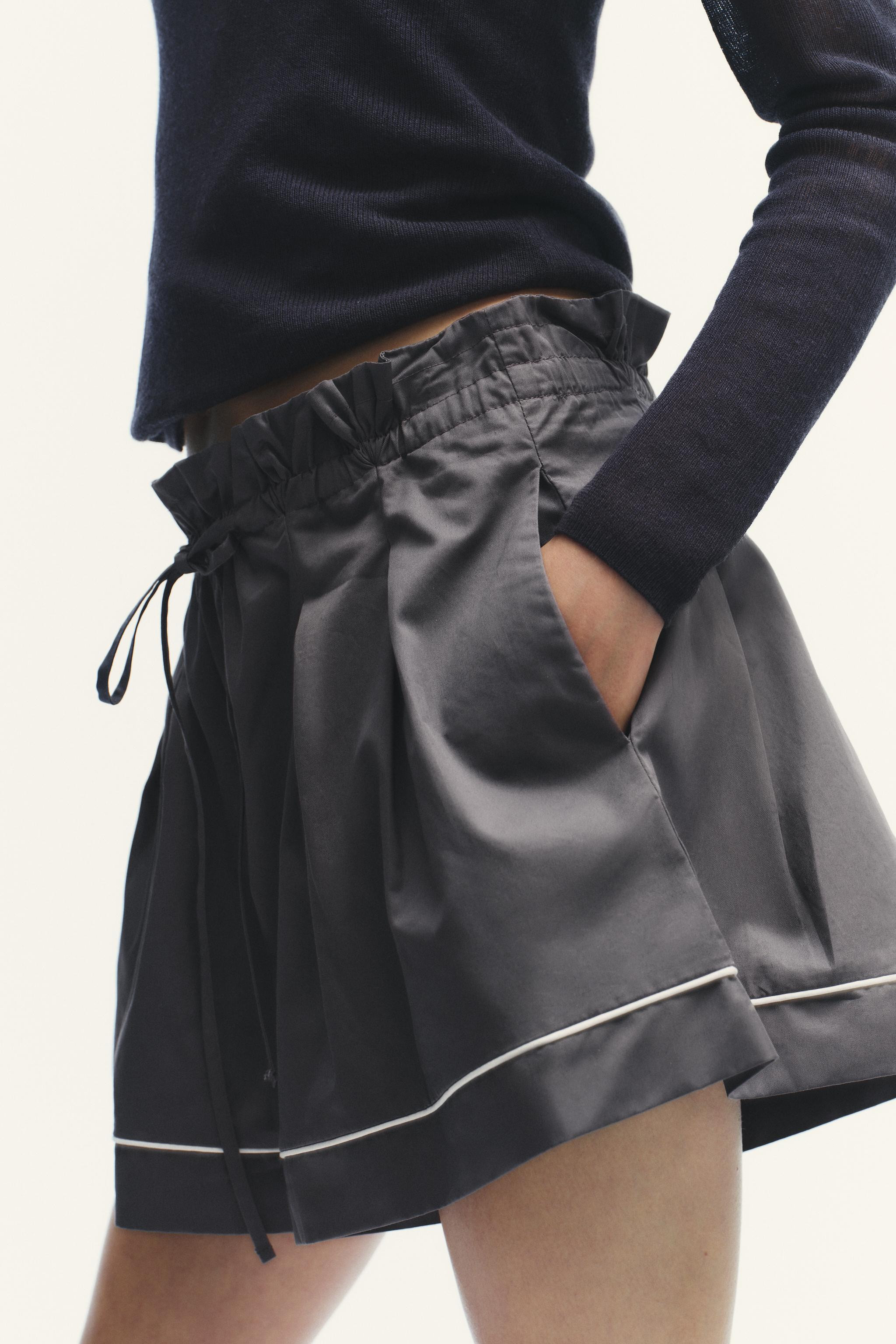 PIPING DETAIL VOLUME SHORTS | Zara US
