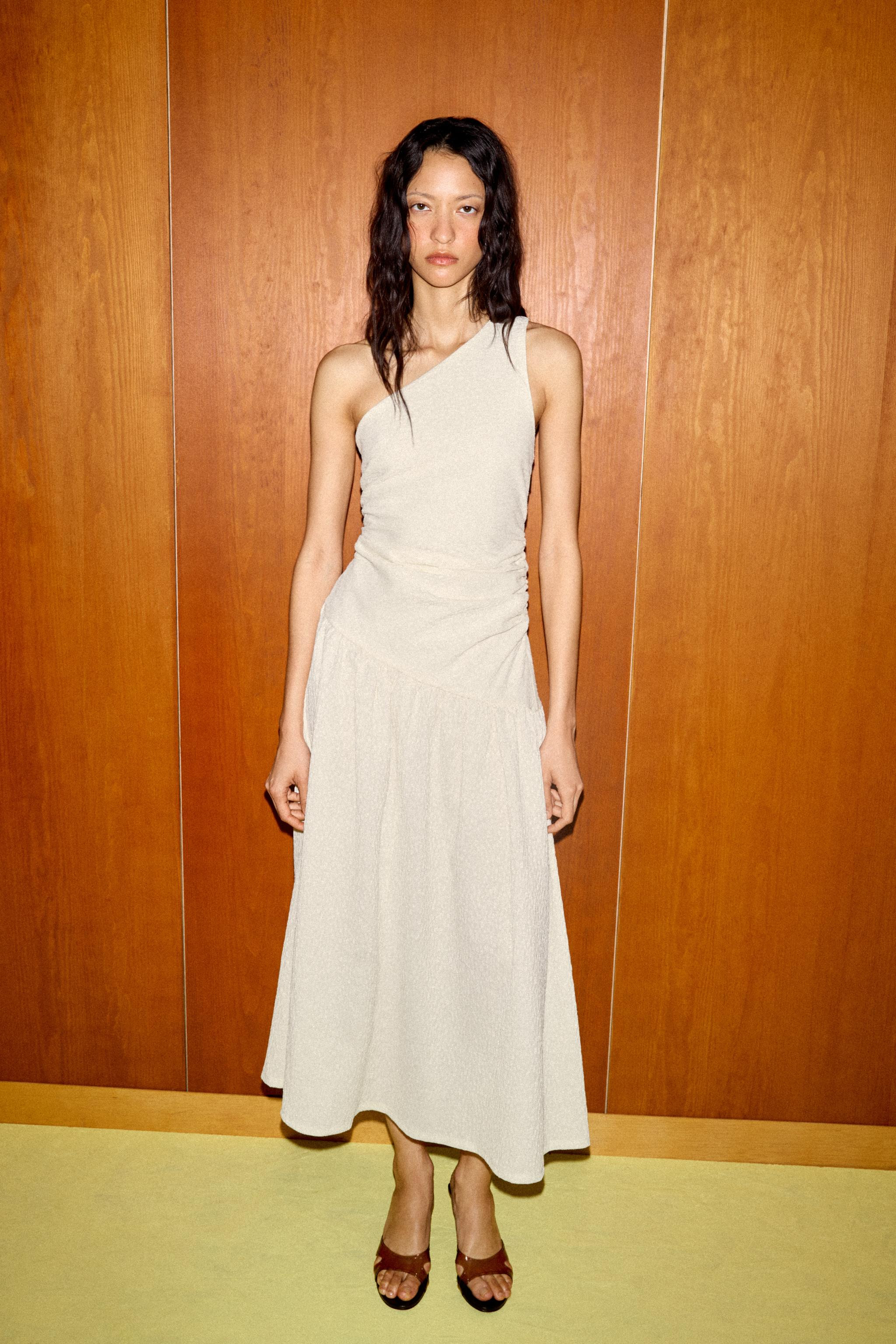 DescriptionContentsMeasurementsStraight neck off-the-shoulder midi dress. Front tiered detail. Ba... | Zara US
