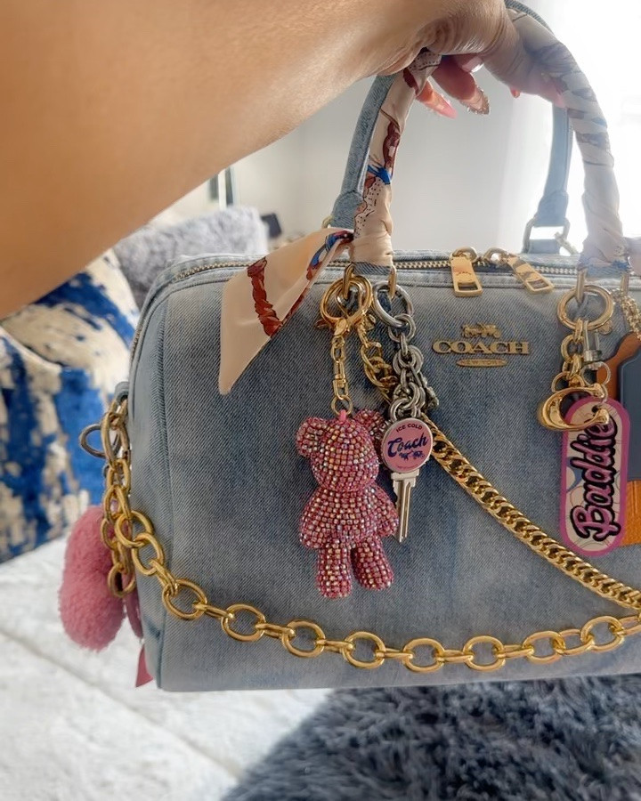 Denim + gold details = elite combo✨
obsessed with this denim moment🩷✨
#coach #lovedenim #summerbag