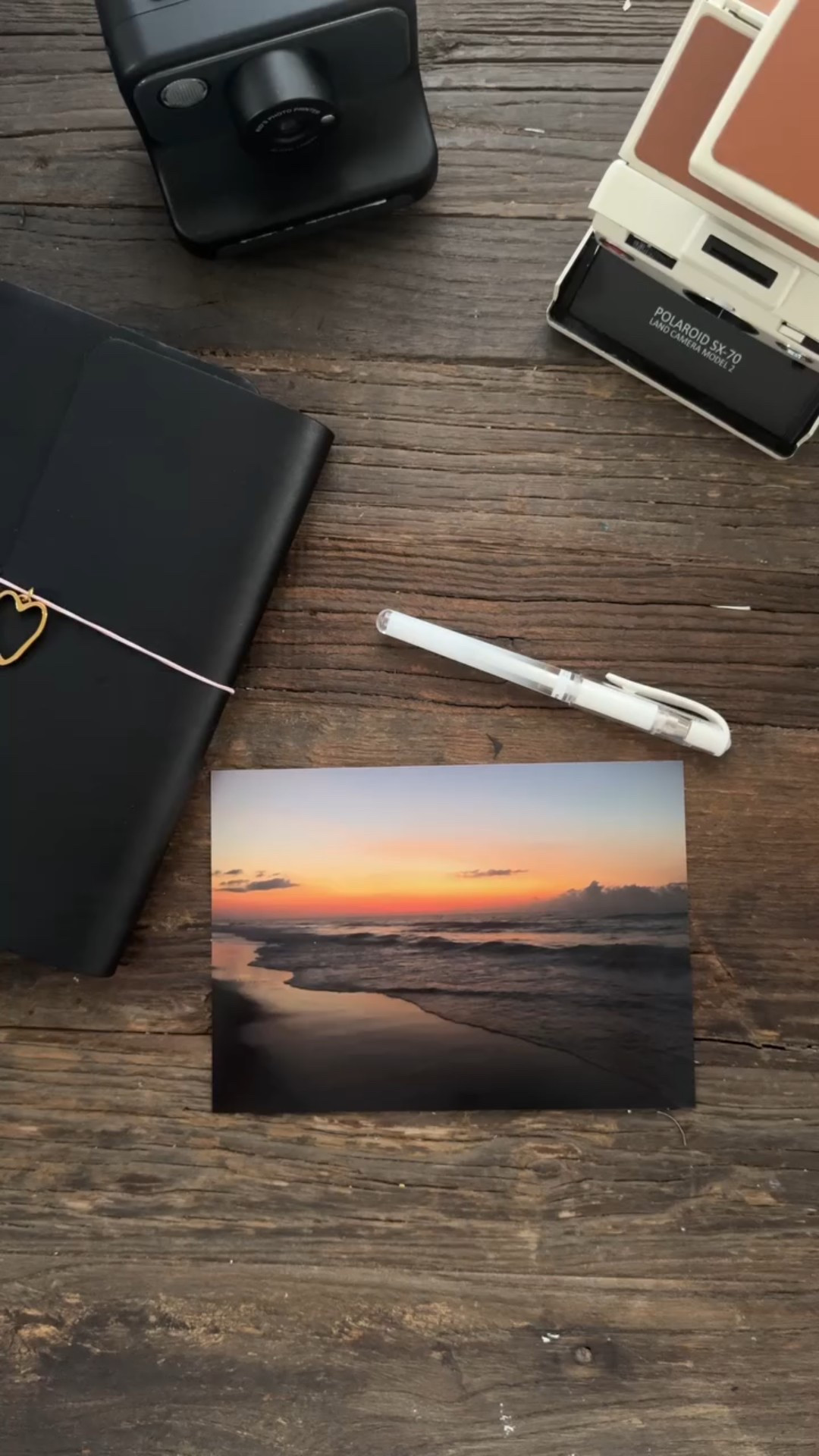 Simple layouts will always be my favorite 🙌🏾 Journaling directly on my photo for the win ❤️ 

And loving this @creativememories corner punch - definitely makes curved edges easy.

#Photoclub #artjournal : #mycreativememories #cmscrapjournal #cmpartner