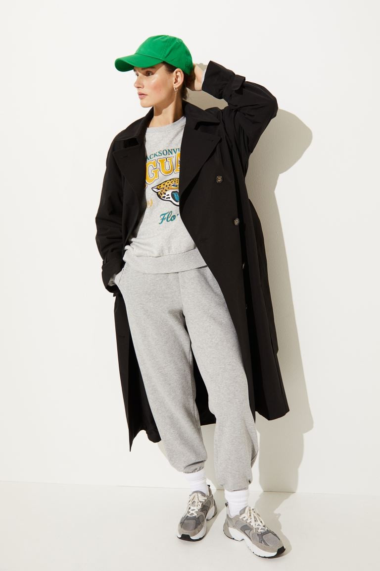 Double-breasted trenchcoat in woven fabric with notch lapels. Relaxed fit with raglan sleeves, ad... | H&M (UK, MY, IN, SG, PH, TW, HK)