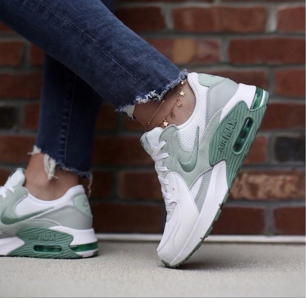Women’s Nike air max excee sneakers runs true to size 