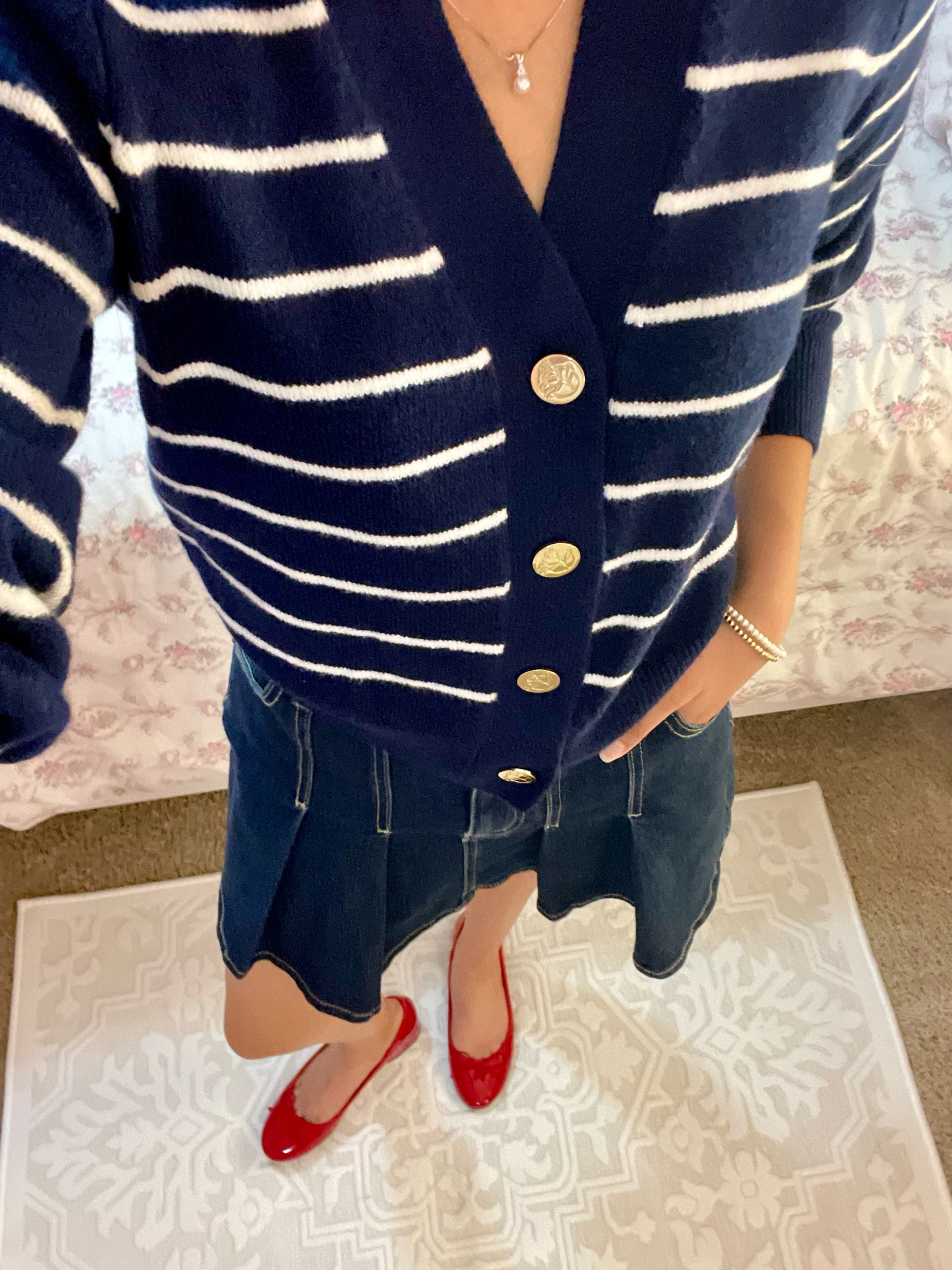 old money look ⚜️

#detail #outfitdetails #redshoes #miniskirt #stripesweater #vintage #oldmoney #styling #navyblue

#LTKWorkwear #LTKShoeCrush #LTKStyleTip