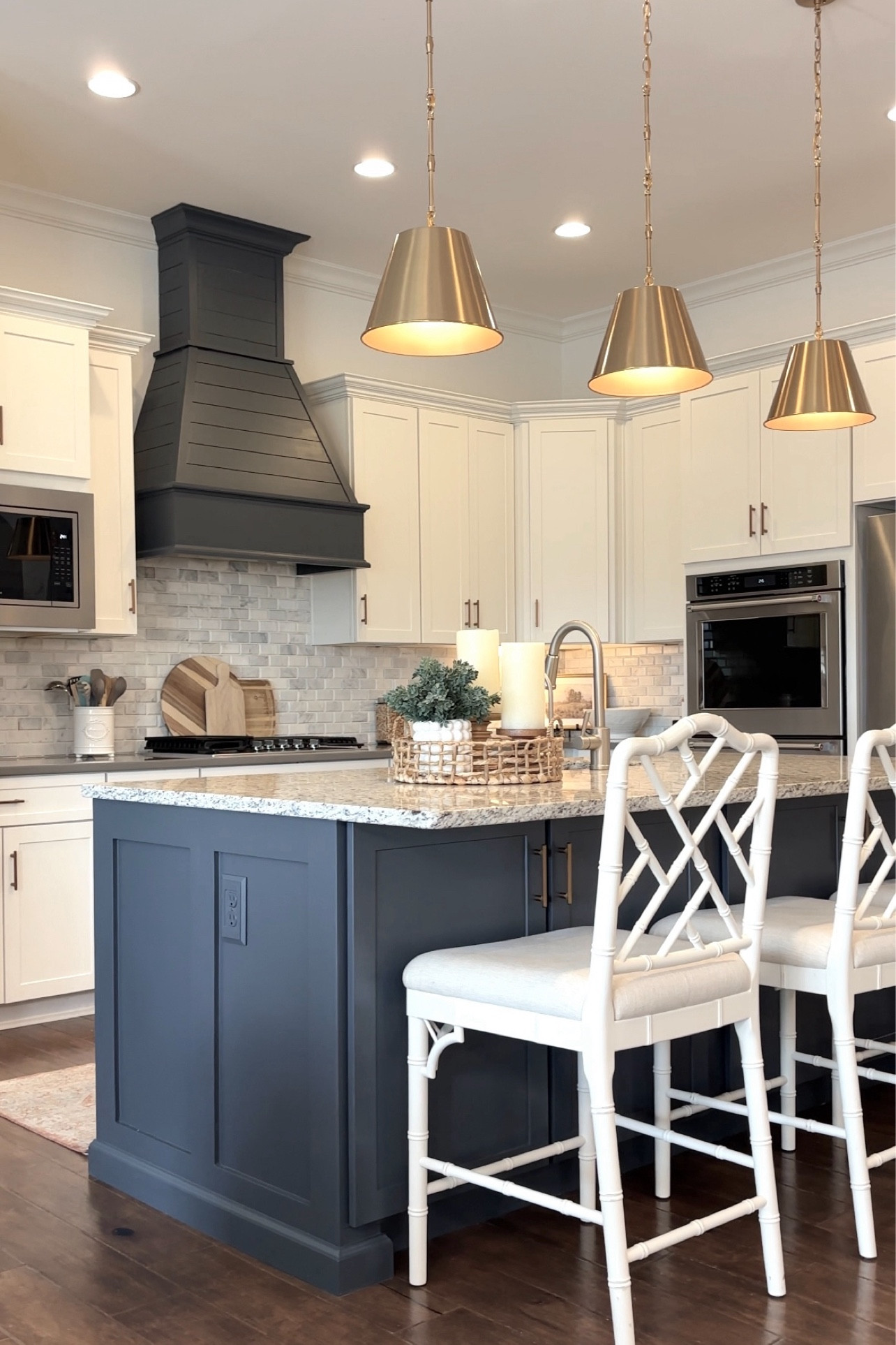 Kitchen decor, kitchen lighting, pendant lighting, island seating, counter stools, kitchen inspiration

#LTKHome #LTKCyberWeek #LTKGiftGuide