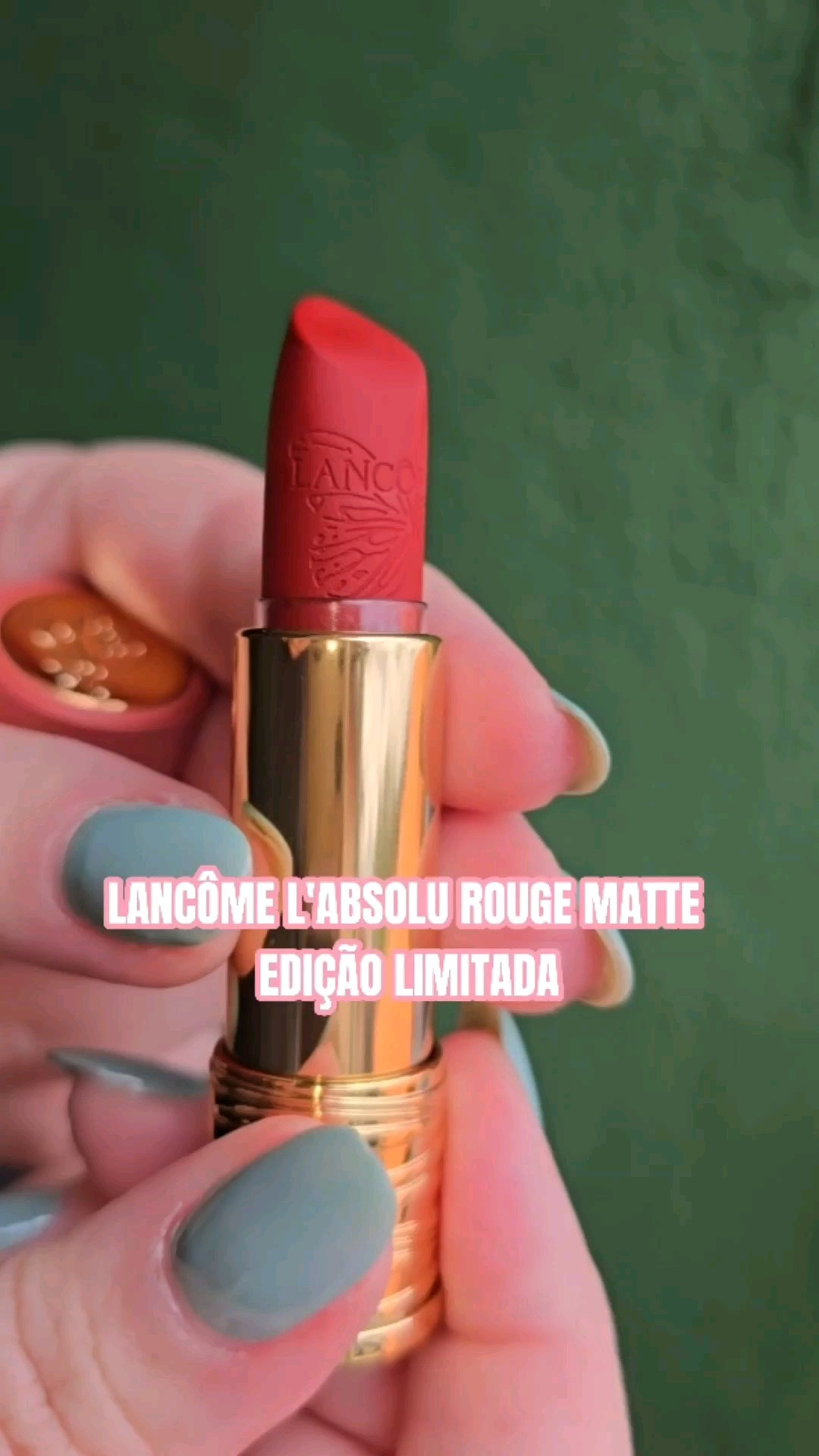 Confesso que comprei só pela embalagem rsrs. Mas gente que Vermelho lindo neh 

#LTKbrasil #LTKbeleza