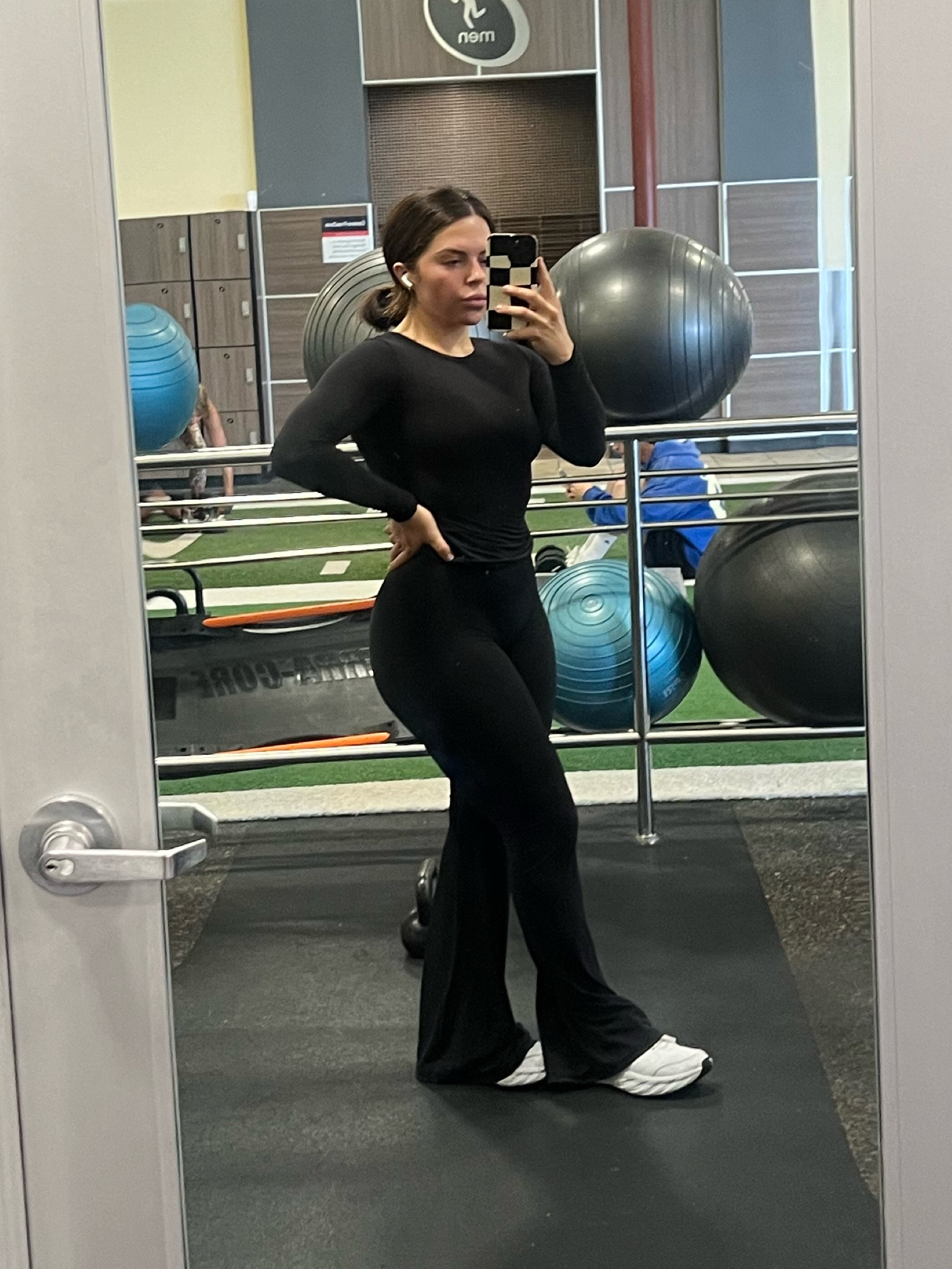 A casual simple Amazon gym fit ❣️ the fit and length of these leggings are chefs kiss!!!! Wearing a small in the top and bottom. I got the 34” seam in the leggings :)