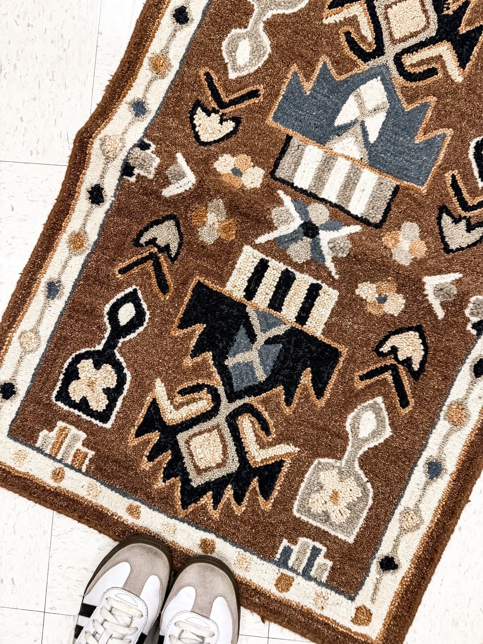 I am OBSESSED with this wool tufted rug! The texture adds so much warmth and dimension to the room, and it’s one of those home pieces that completely changes the space without having to redo anything else.

wool tufted rug, wool rug, textured rug, living room rug, bedroom rug, neutral home decor, cozy home decor, home styling, area rug, interior decor, TheMomInStyle

#LTKootd #LTKgrwm #LTKdayinmylife
