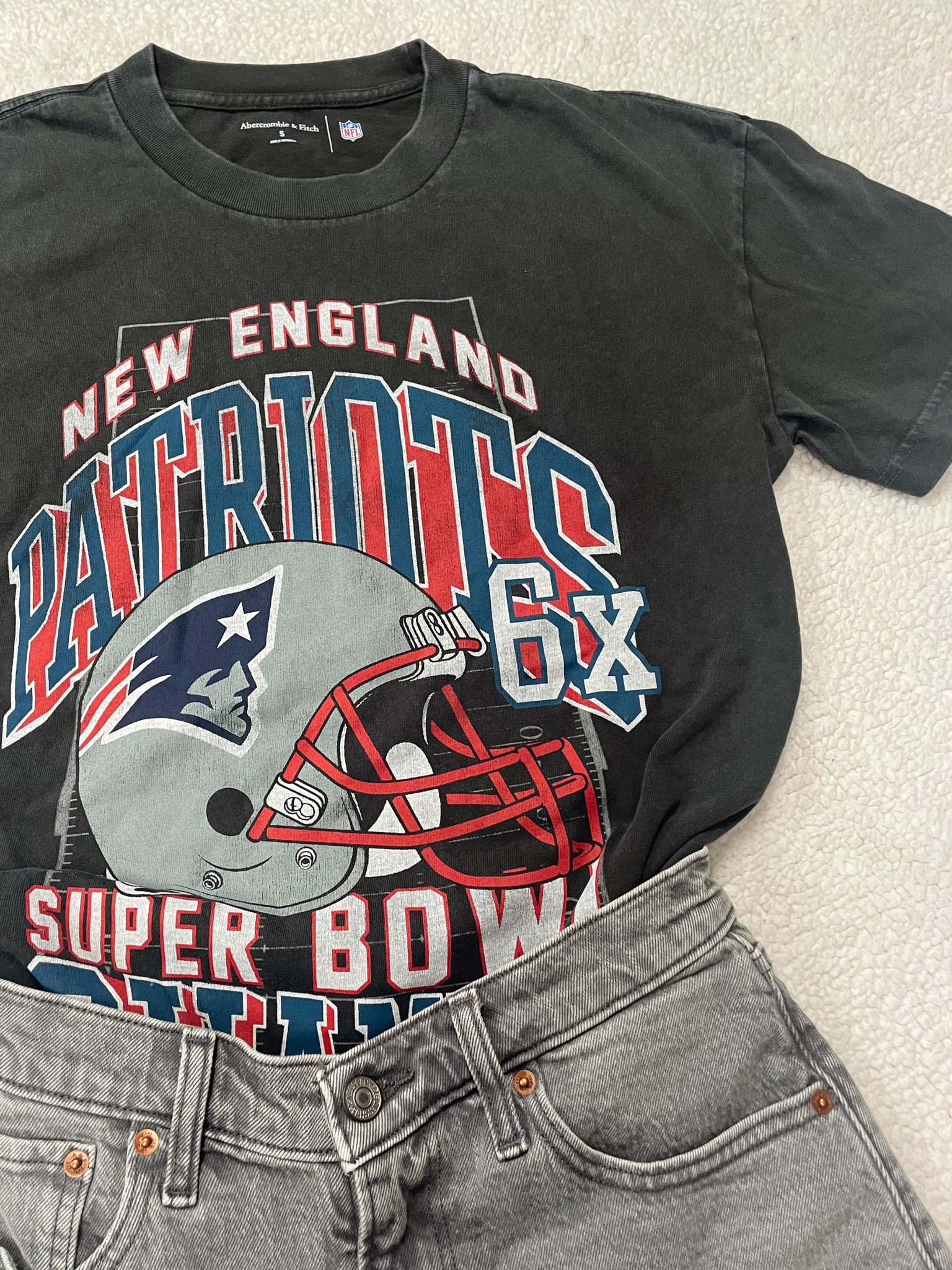 Football season😍💙

#nfl #football #footballseason #gamedayoutfit #patriots #graphictee #jeanshort #dadshorts #abercrombie #abercrombiefinds 

#LTKparties #LTKSeasonal #LTKSale