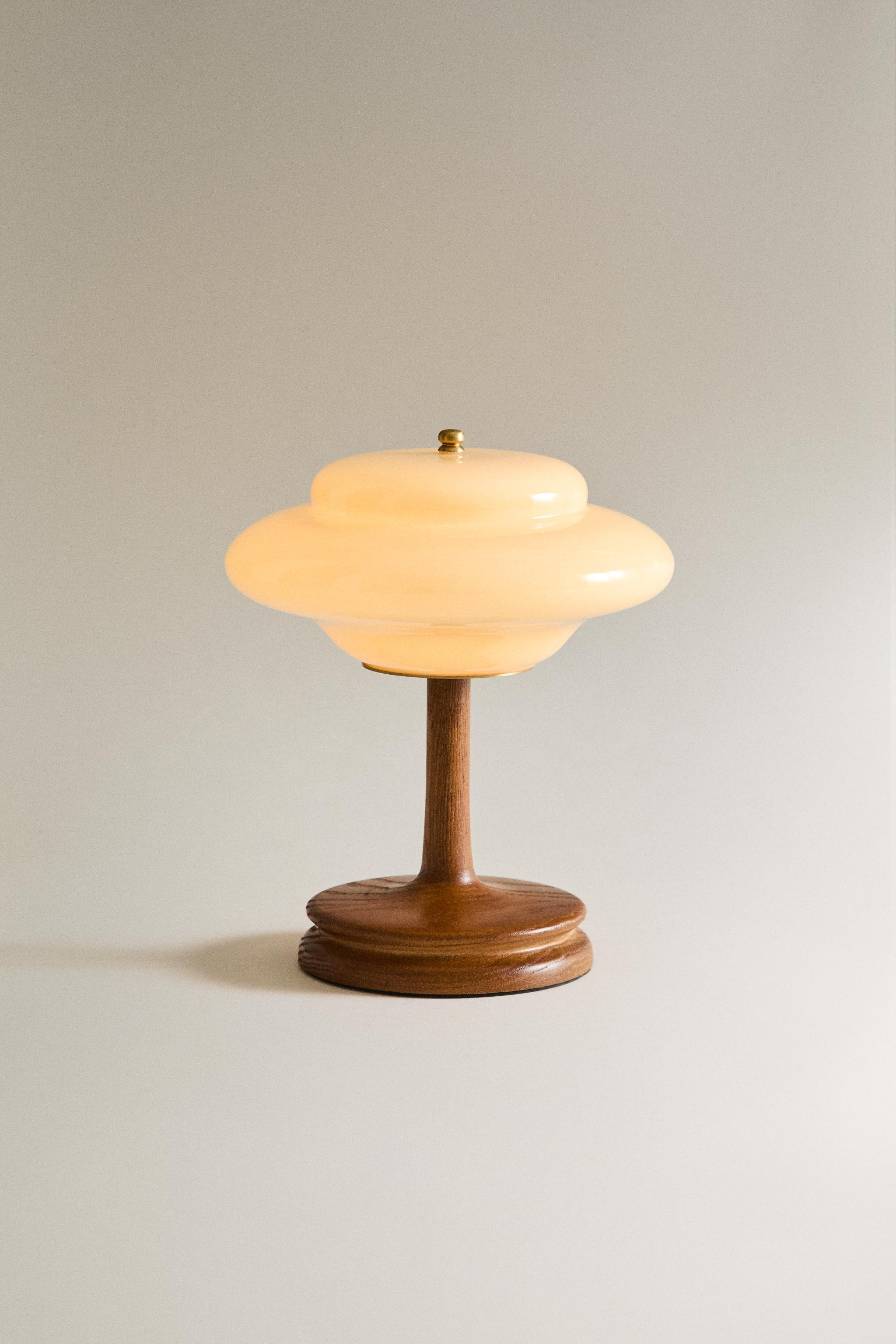 Cordless table lamp with a wooden base and vanilla-toned opal glass shade.Touch at the top to tur... | Zara UK