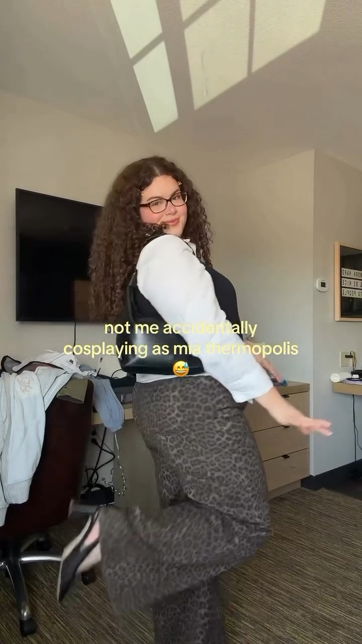 in another life mia embraced her natural curls #princessdiaries #oops #plussize #bodypositive #curlygirl