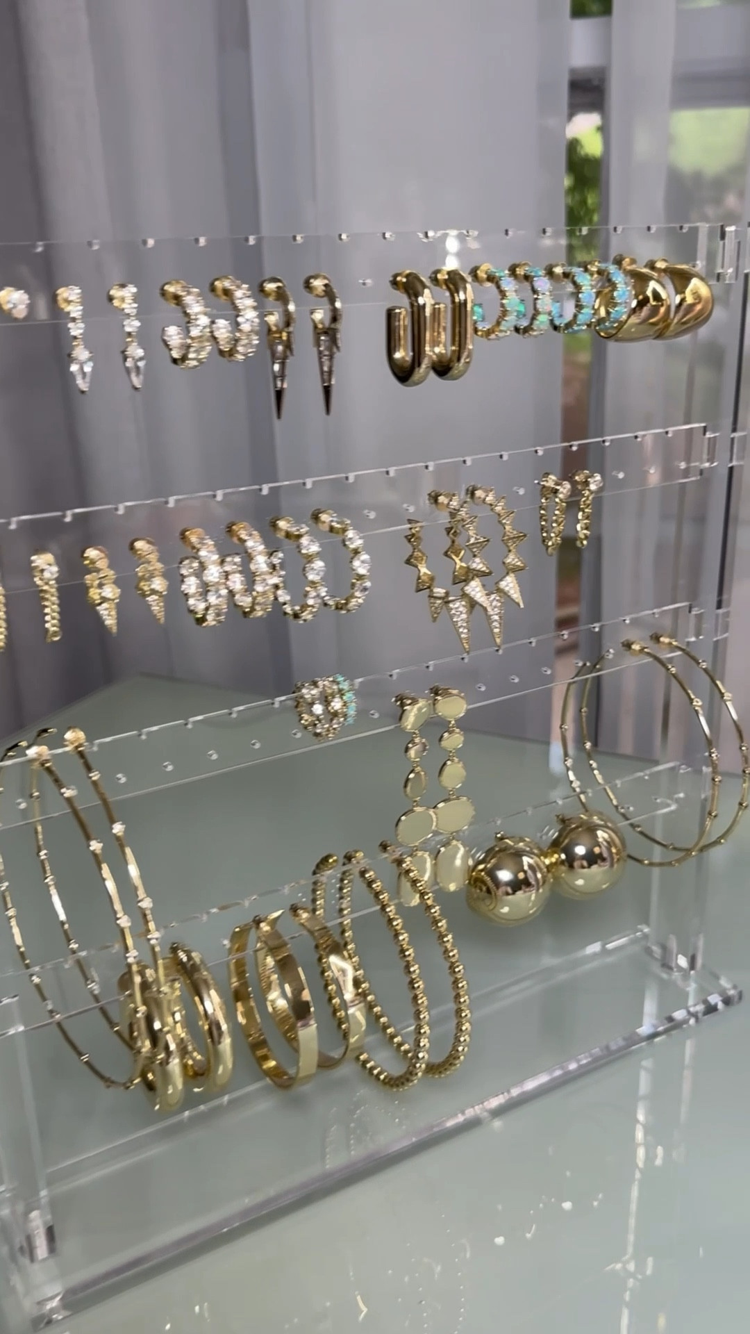 Acrylic Earring organizer is exactly what I’ve been looking for! Amazing price point too 

Save 15% site wide on all of my jewelry @ Melinda Maria 
—> Code RACHELR <--