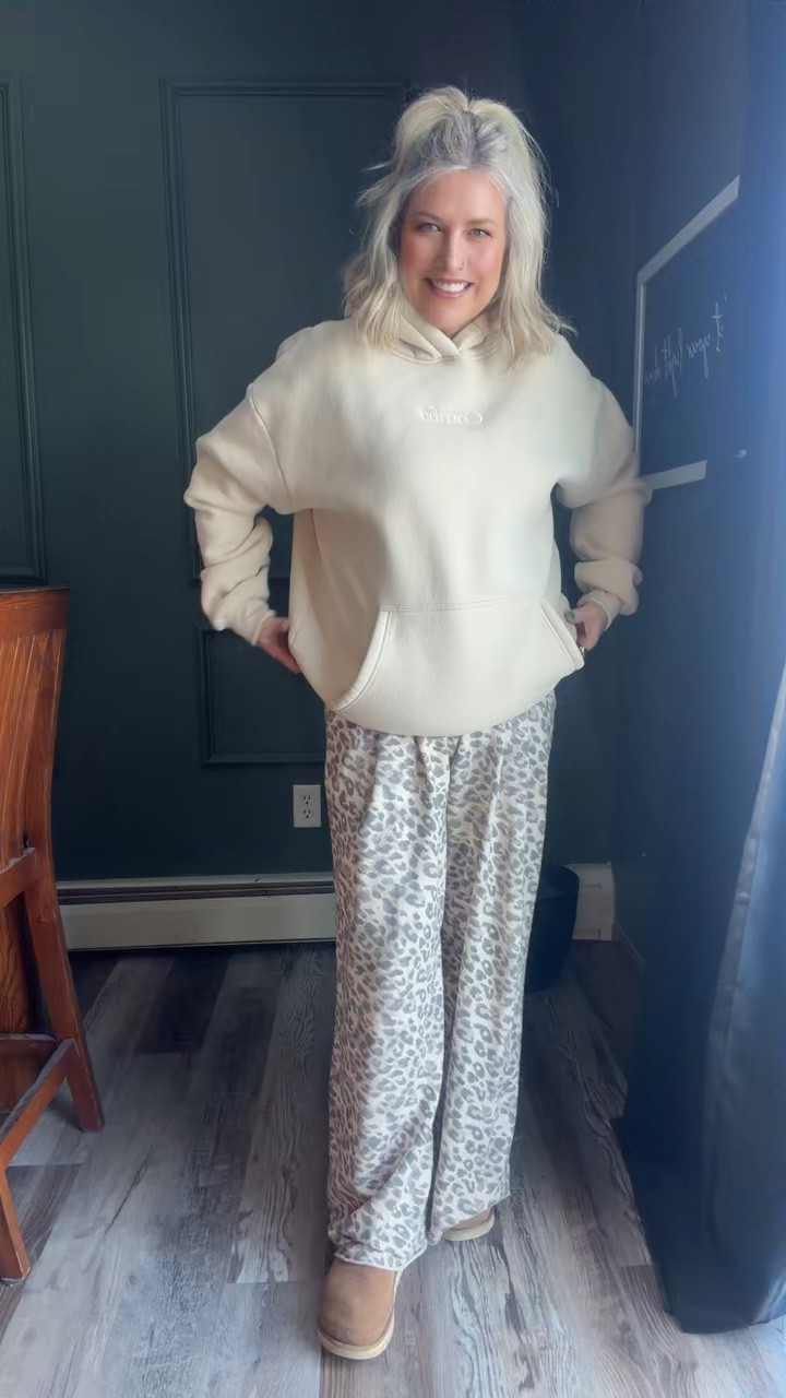 The softest comfy pants that you can wear with so many looks!  Added this Comfort sweatshirt that’s so cozy ✨#leopard #sweatpants #americaneagle #

#LTKActive #LTKootd