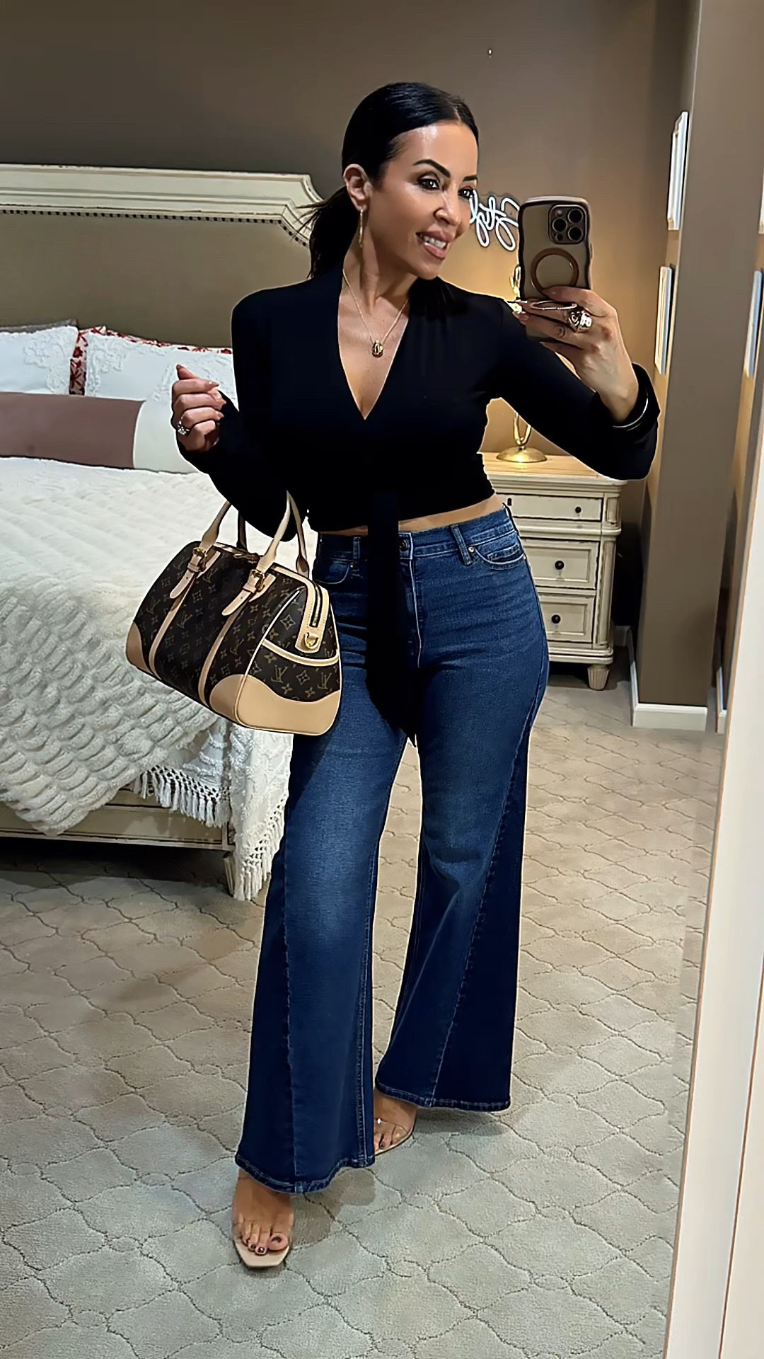 The perfect flare jeans DO exist! 👖✨ They’re affordable, have the perfect amount of stretch, and hit right on that flare bottom trend. Paired with a top from my latest new favorite brand, Oak and Fort!
@OAK + FORT @Walmart 
#walmartstyle #walmartjeans #oakandfort