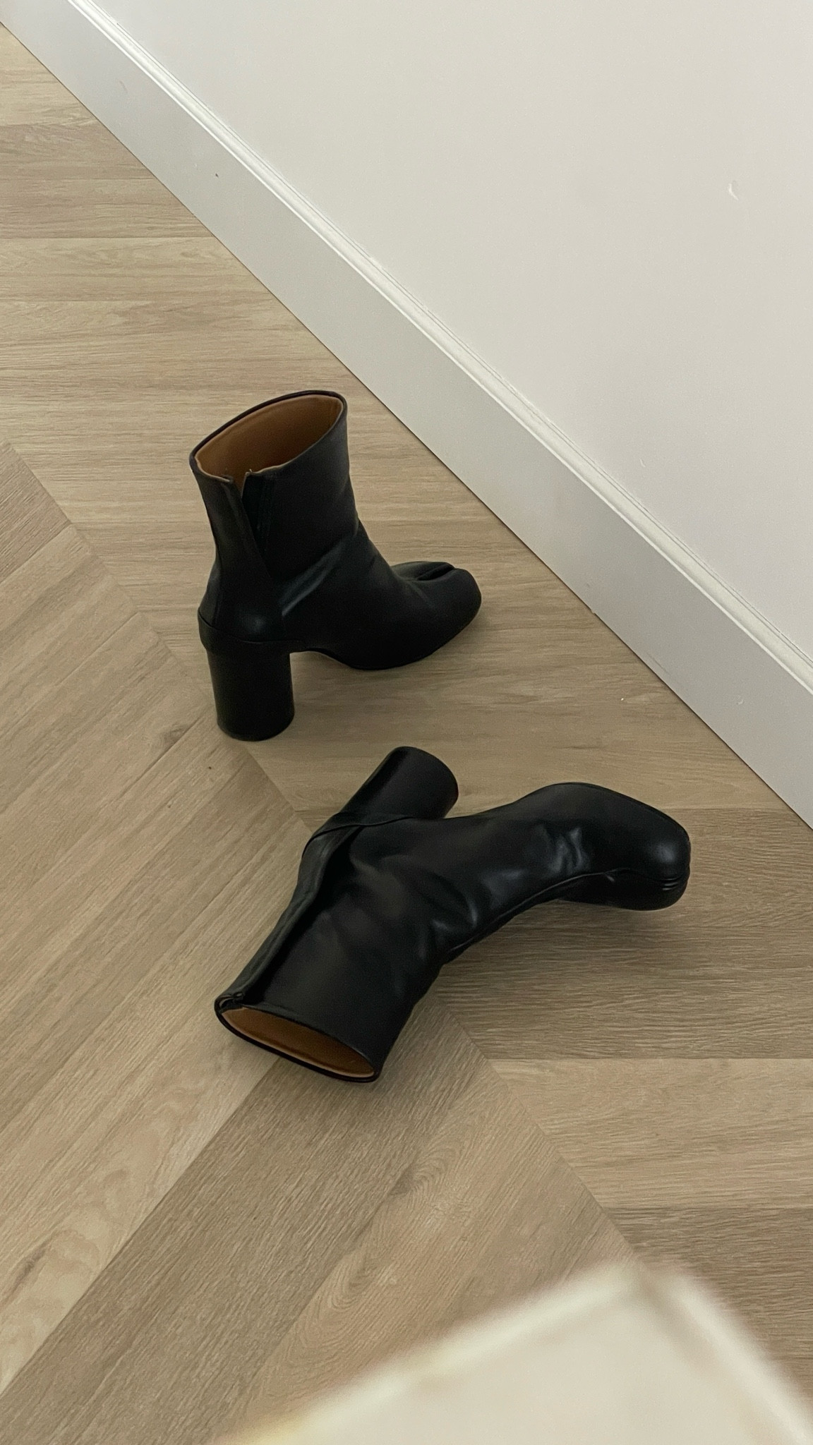 Maison Margiela - Black Tabi Boots 🖤

outfit inspiration, autumn style, ankle high grained camel leather boots in black, Cettire, Vestiaire Collective, SSENSE, Farfetch, tabi 80mm ankle boots, 24S, mid heel, Netherlands.

#LTKeurope #LTKstyletip #LTKshoecrush