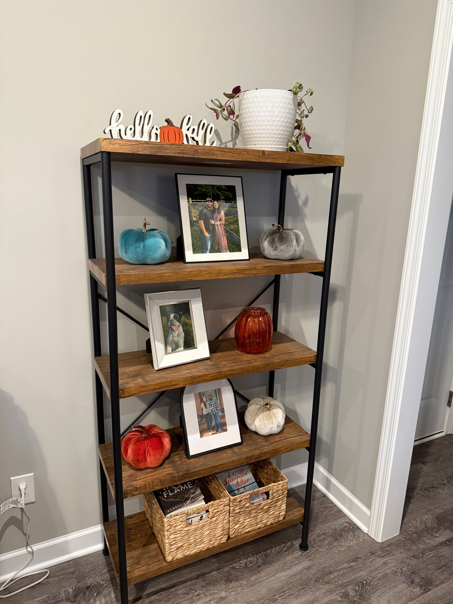 Fall bookshelf decor 🍂🍁

Fall, hello fall, pumpkins, vases, picture frames, baskets, home decor

#LTKSeasonal #LTKHome