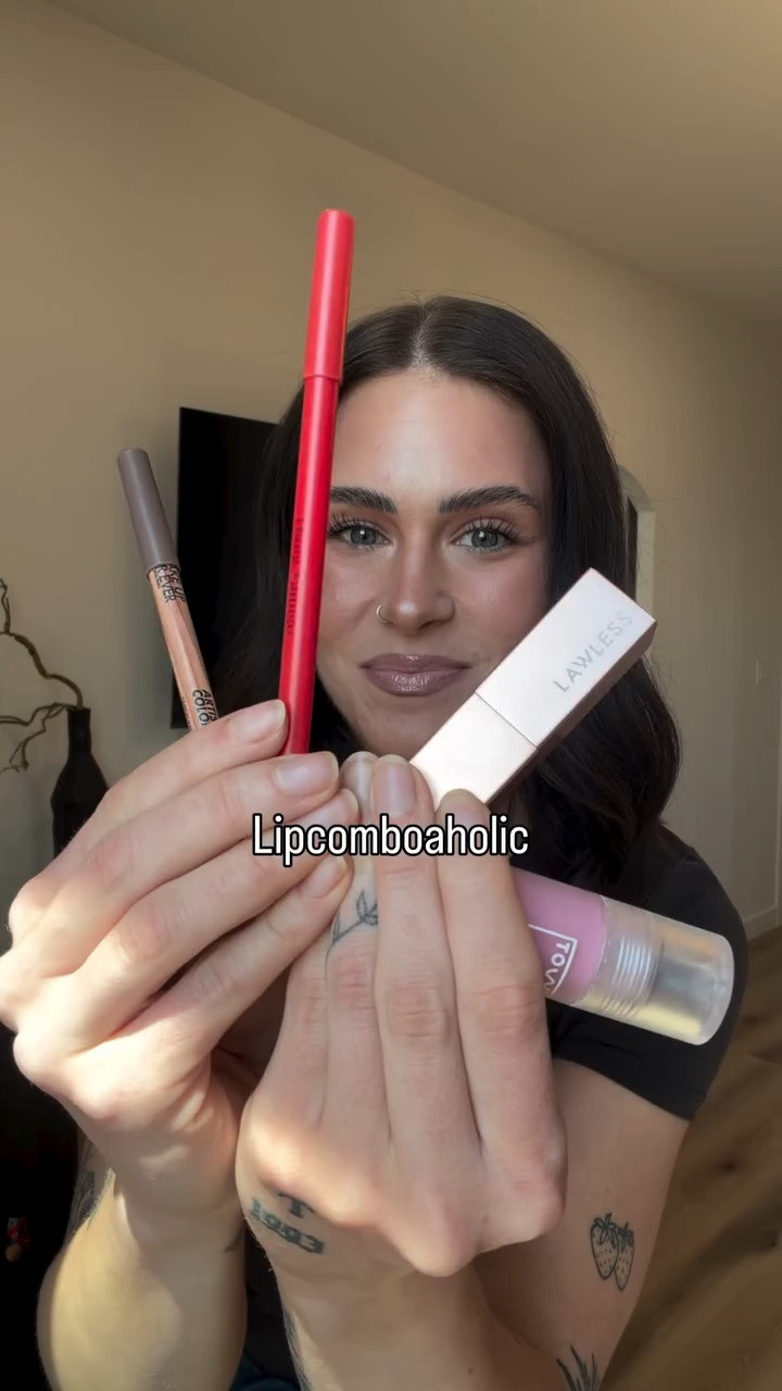 You can pry this lipstick out of my cold dead hands & this new gloss might take a spot in my top 3!!

Lipliners @hungvanngobeauty & @makeupforever 
Lipstick @lawless @annielawless 
Gloss @tower28beauty 

For the specific shades & deets, head to my LTK! Linked in my bio 🤍🤍