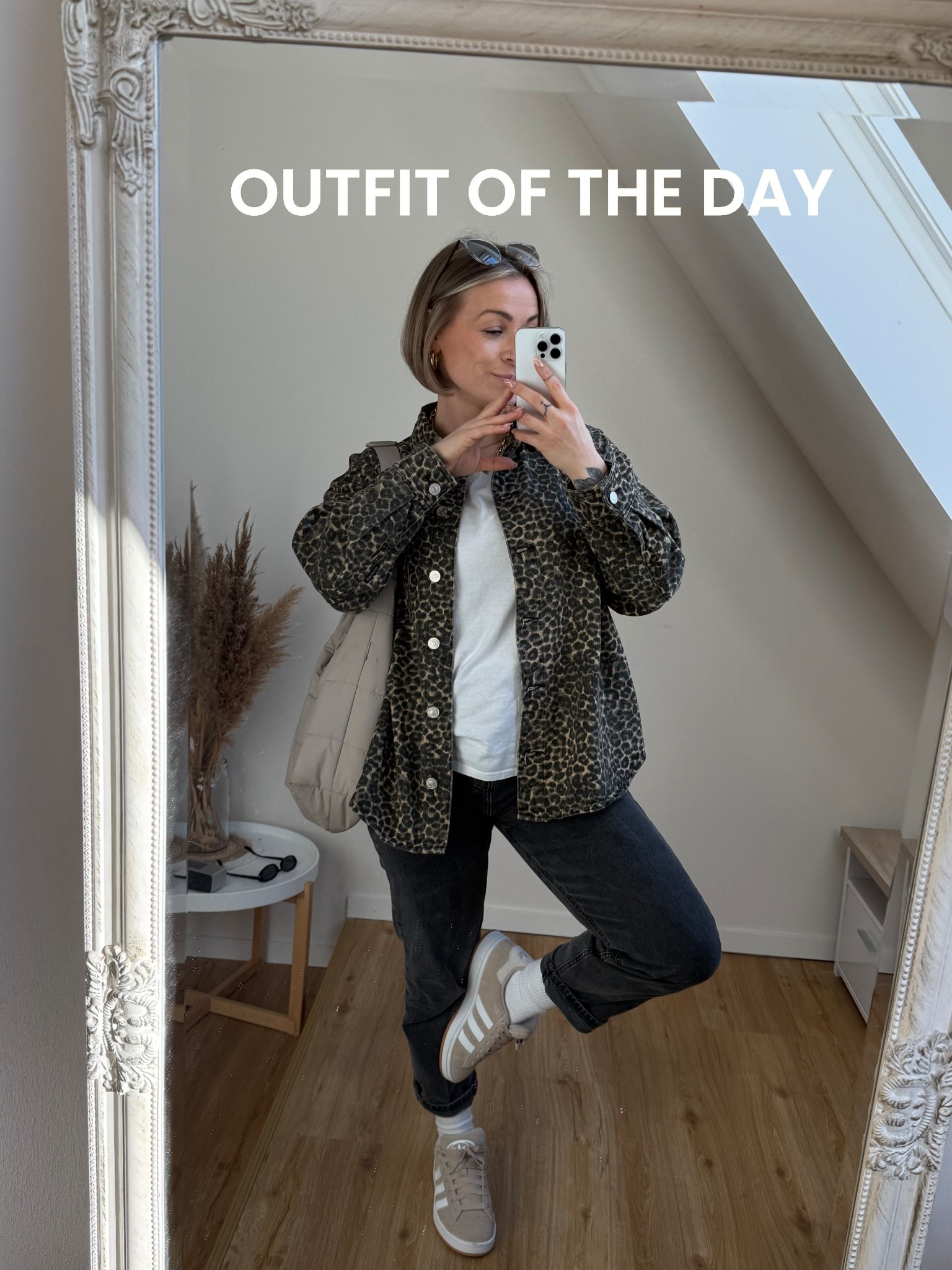 Mein Outfit von heute🤎🤍🩶🖤
#Leo #Sneaker #TShirt #Campus #JeansHemd #Sonnenbrille #LeopPrint #WeißesTShirt %Adidas #MomJeans #Jeans