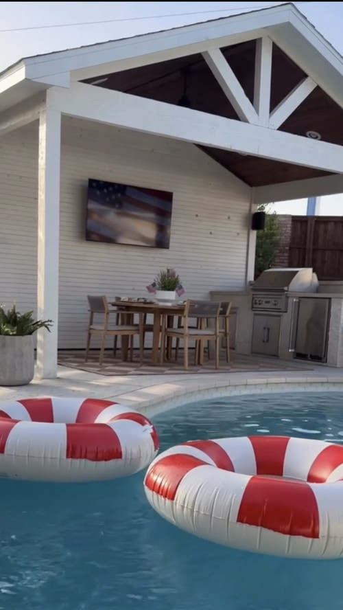 I’ve been searching for the perfect outdoor dining set, and this one checked every box.