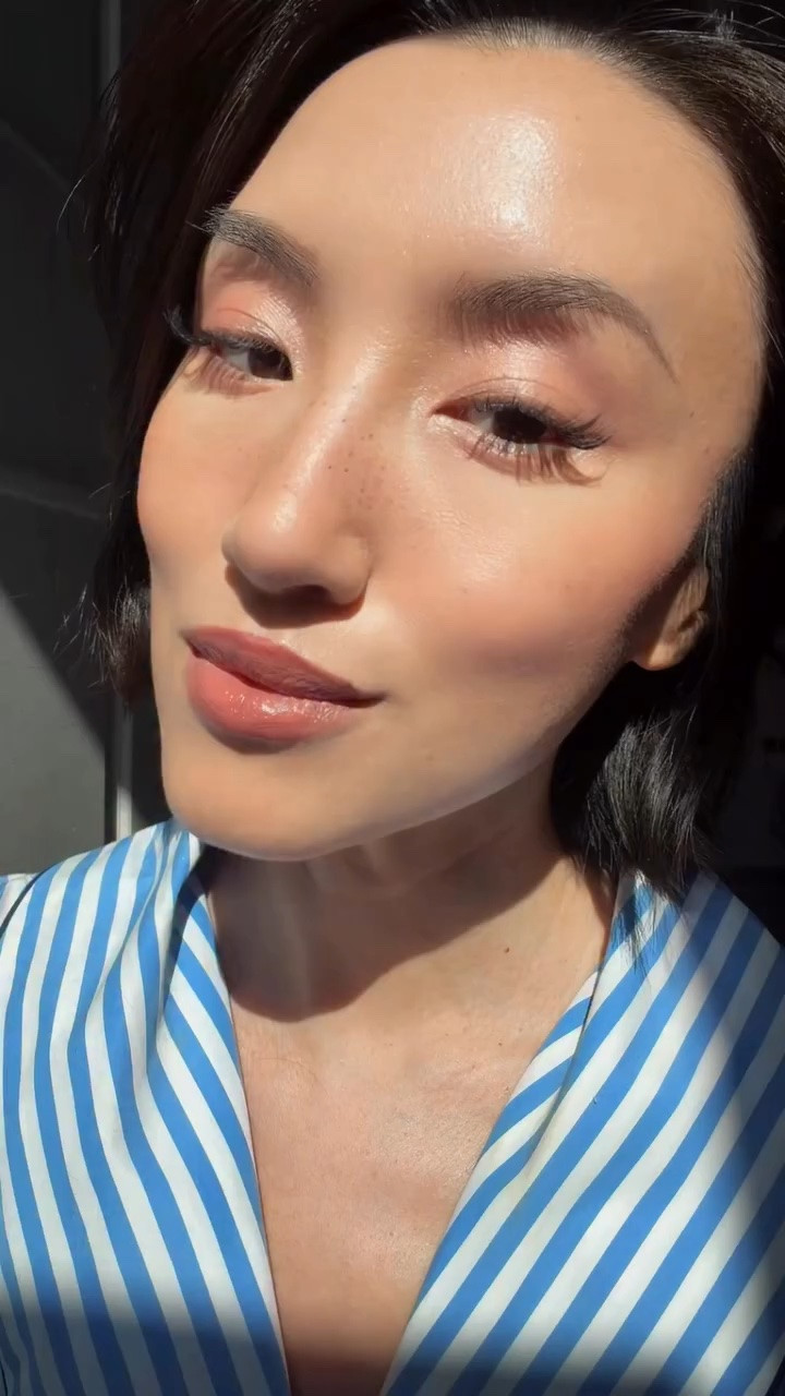 Makeup over 40 — summer edition ☀️

Ok… but can us ladies over 40 pull off faux freckles too? 👀

I feel like the key is keeping the skin fresh, hydrated, and not overdoing the freckles. The softer layered approach makes it look way more natural and wearable for everyday summer makeup.

And TBH I kinda love how youthful and effortless this look turned out 🤎✨

Products used in order:
• bareMinerals COMPLEXION RESCUE Luminous Hydrating Skin Tint Stick with Magnesium
• Lancôme Care & Glow Hydrating Serum Concealer
• BCL Clear Last Face Powder High Cover N SPF40 PA+++
• PATRICK TA Major Sculpt Crème Contour & Powder Bronzer Duo
• PATRICK TA Major Headlines Double-Take Crème & Powder Blush Duo in Soft Launch
• MERIT Solo Shadow Cream Eyeshadow in Surrealism
• 2 Pack Freckle Pen Set in Chestnut + Natural Coffee
• Laura Mercier Translucent Loose Longwear Setting Powder
• L’Oréal Blurfiller Blurring Lip Contour in Nude Espresso
• Prime Prometics Plumping Lip Balm in Nude Glow

#MakeupOver40 #SummerMakeup #FauxFreckles #BeautyOver40 #Over40Beauty