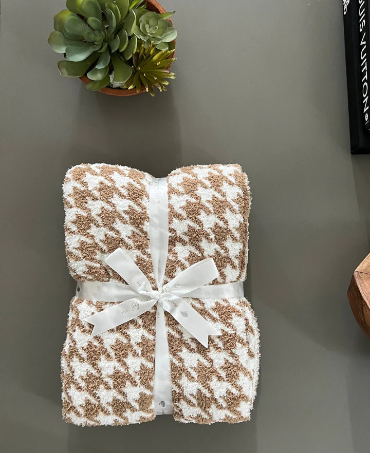Houndstooth Buttery Blanket | The Styled Collection