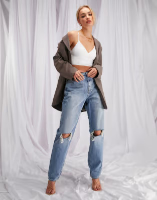 ASOS DESIGN – Locker geschnittene Mom-Jeans in Stone-Waschung mit hohem Bund und Zierrissen | A... | ASOS (Global)