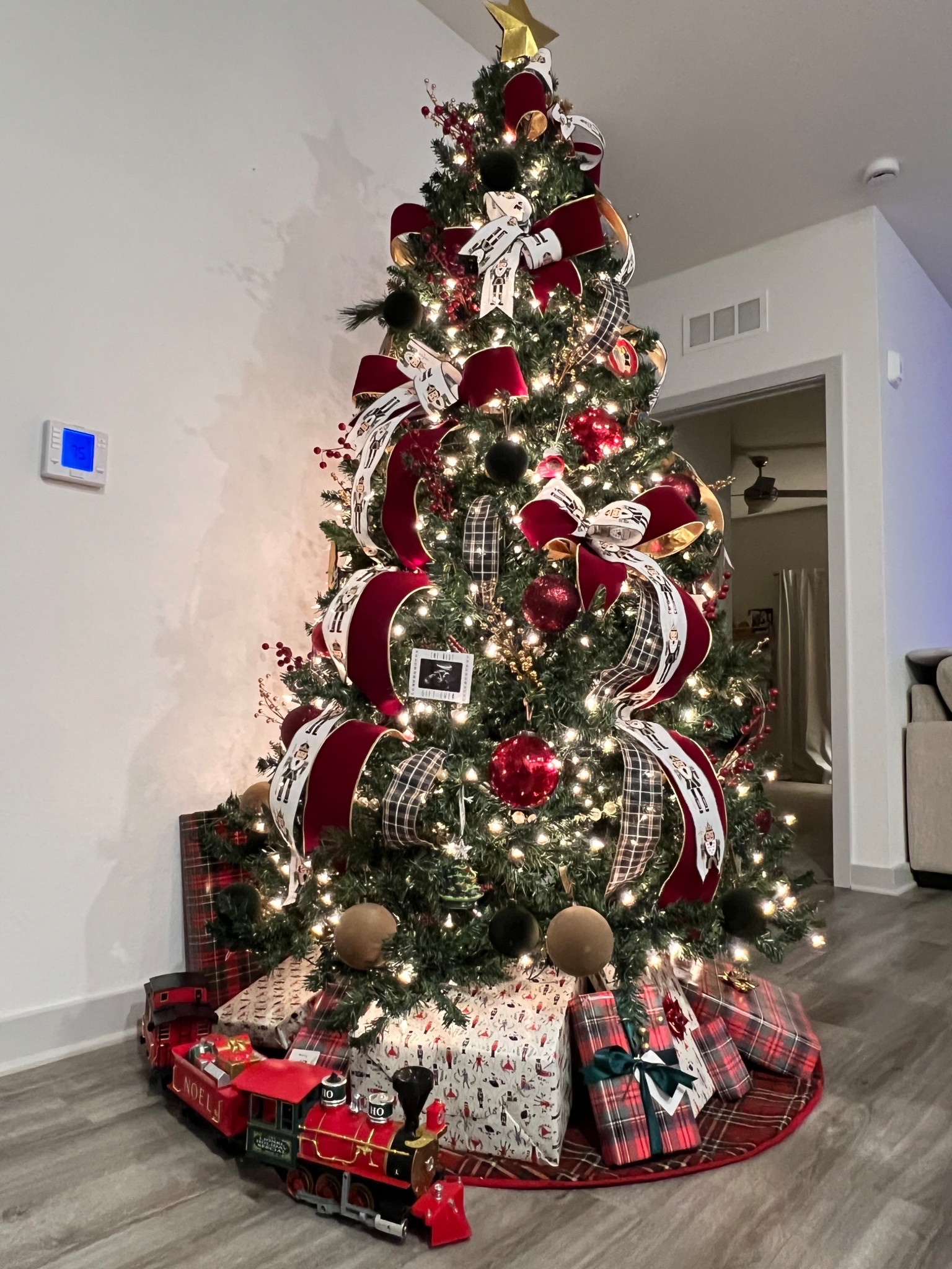 Christmas tree decor 2025

#LTKHome #LTKSeasonal #LTKHoliday