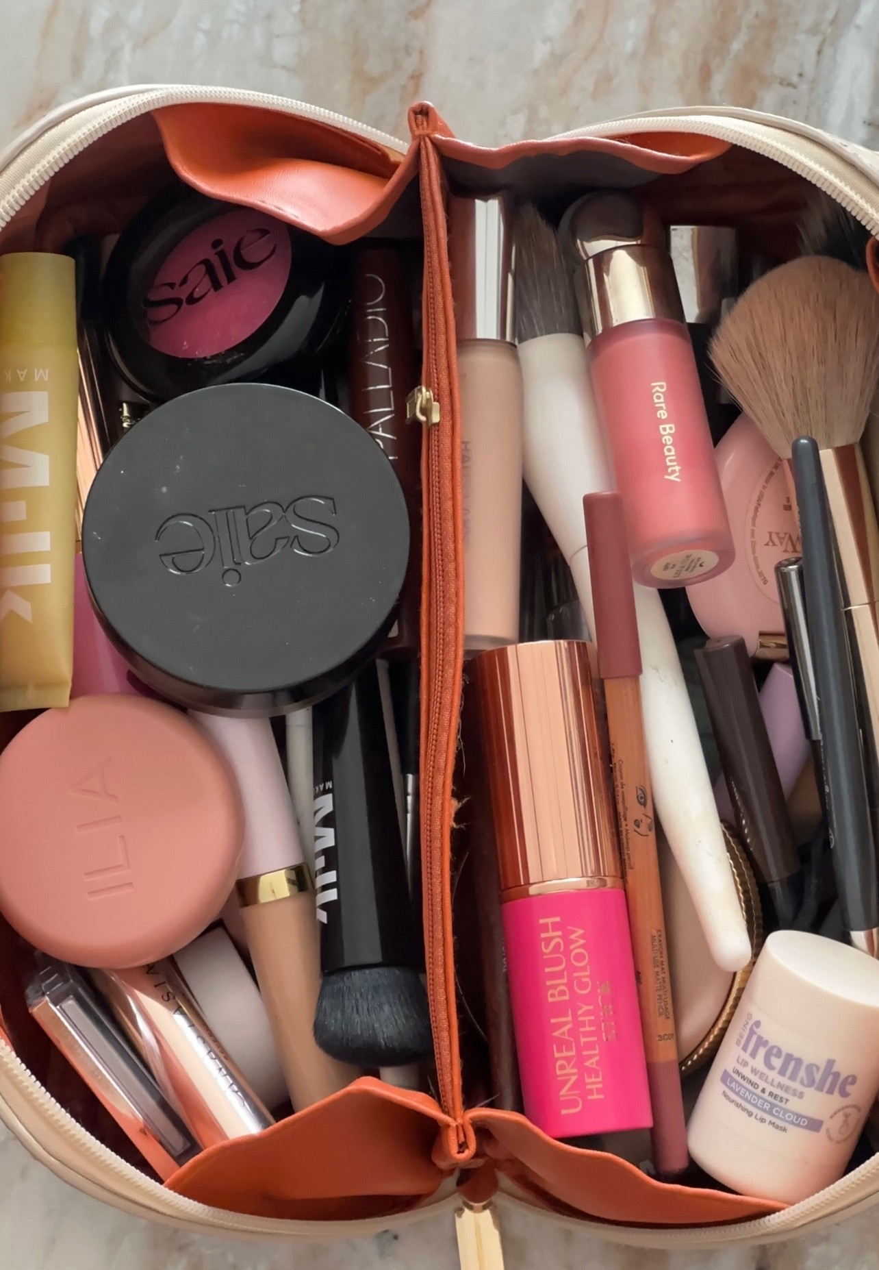 what’s in my bag 💄

#makeup #makeuproutine #makeupbag

#LTKBeauty