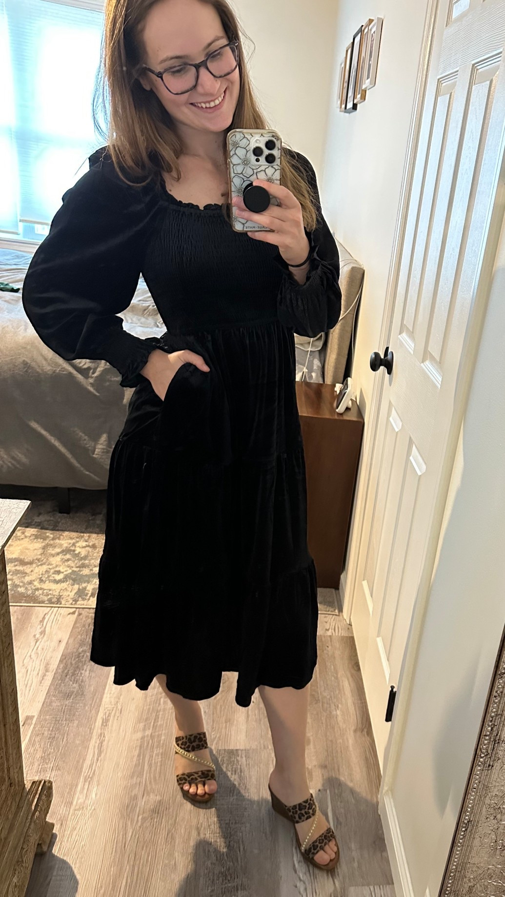 Really love this black velvet dress. This would be perfect to wear for the holidays or perhaps family pictures. It is really comfortable and very flatteringg



#LTKFindsUnder100 #LTKSeasonal #LTKStyleTip