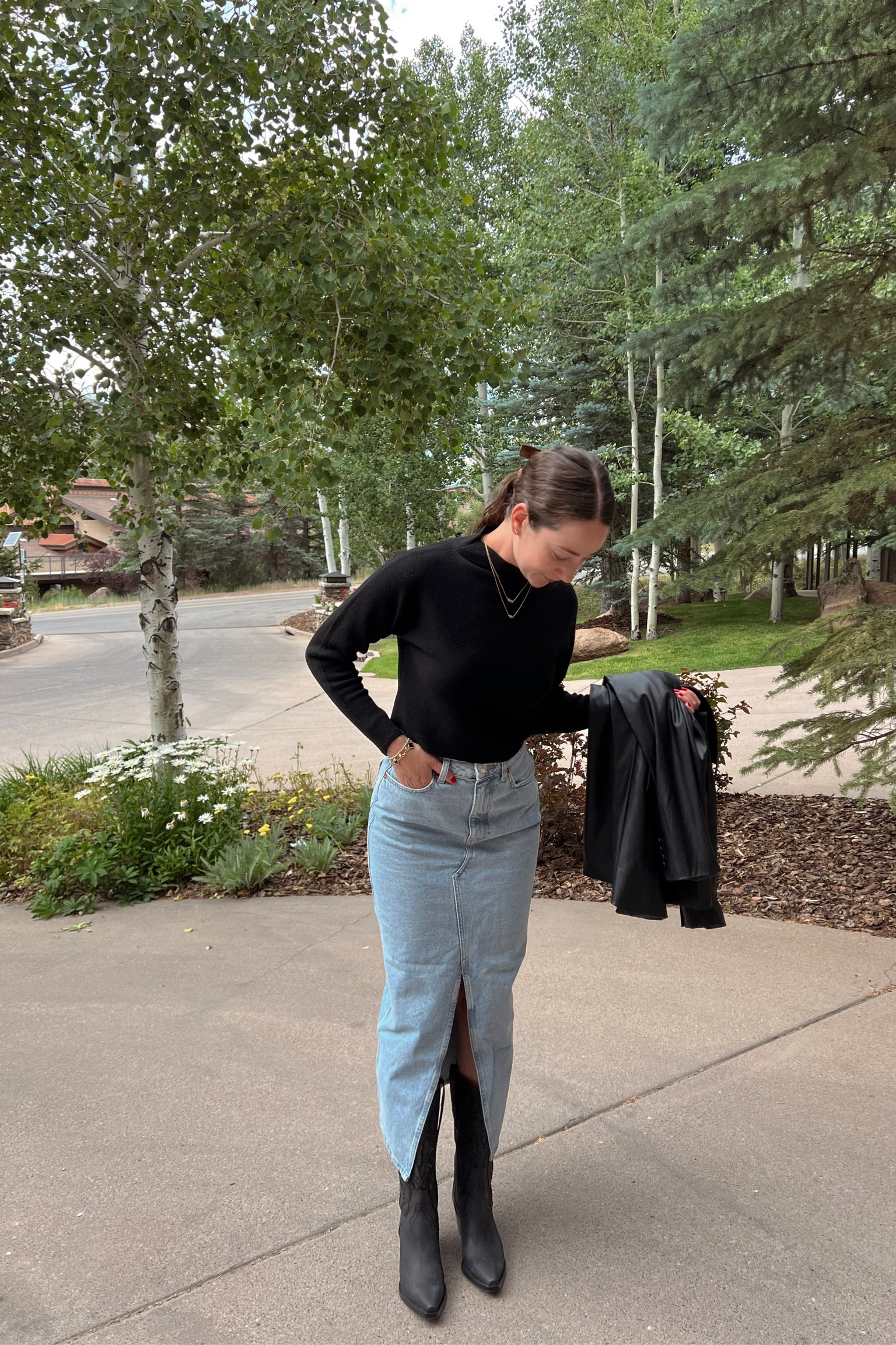 A jean skirt and cowboy boots will never get old 🤠
Skirt- XS
Boots- 7.5

Midi jean skirt, black cowboy boots, concert outfit, fall outfit, black jacket

#LTKFind #LTKshoecrush 

#LTKFindsUnder100 #LTKSeasonal #LTKShoeCrush