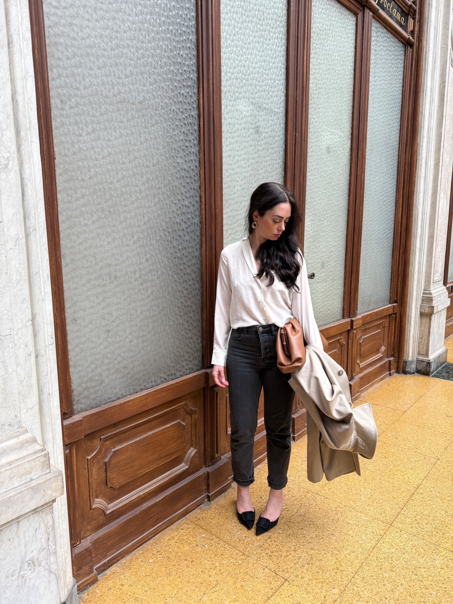 Blouse: Sezane
Jeans: Sezane
Heels: Manolo Blahnik
Bag: Looks Like Summer
Trench: Sezane
Earrings: Mango

#LTKtravel