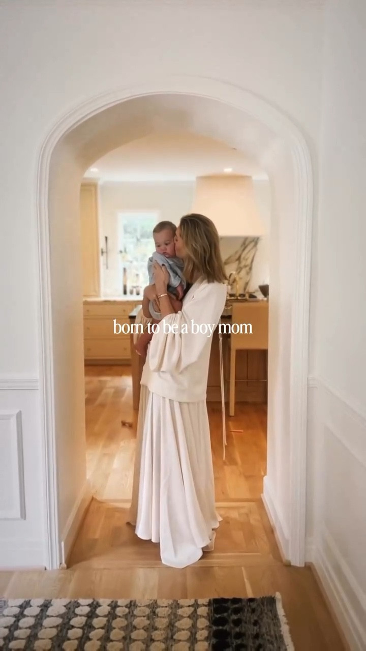 a thousand kisses a day…& somehow never enough. who can relate?!


#LTKdayinmylife #LTKootd #LTKmomlife