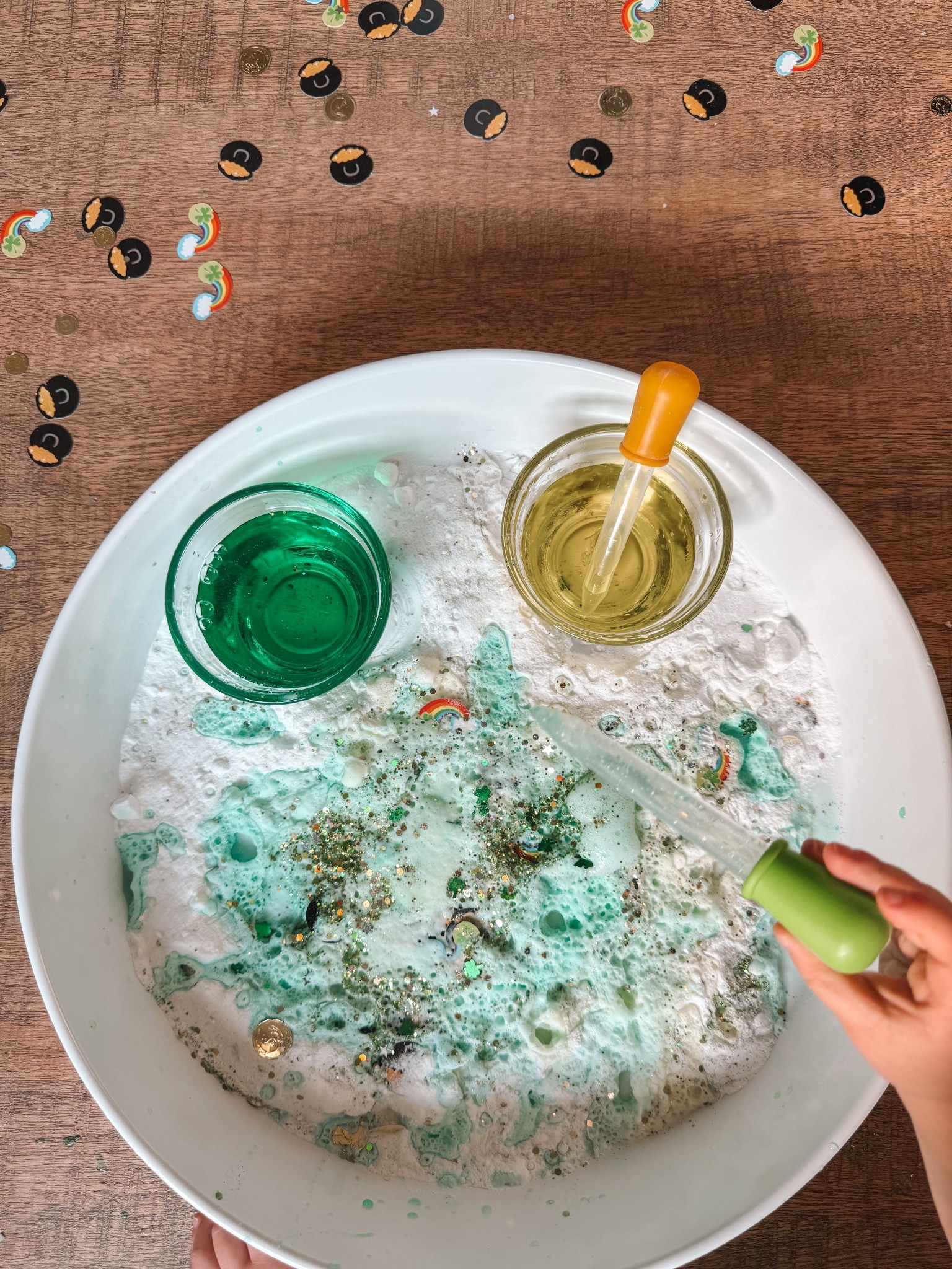 Festive fizzy fun ☘️✨🌈

 #toddleractivities #kidactivities #stemactivities #scienceismagic #stpatricksday #stpatricksdayactivities 
#parentlife #toddlermomsoftiktok 

#LTKFamily #LTKSeasonal #LTKKids