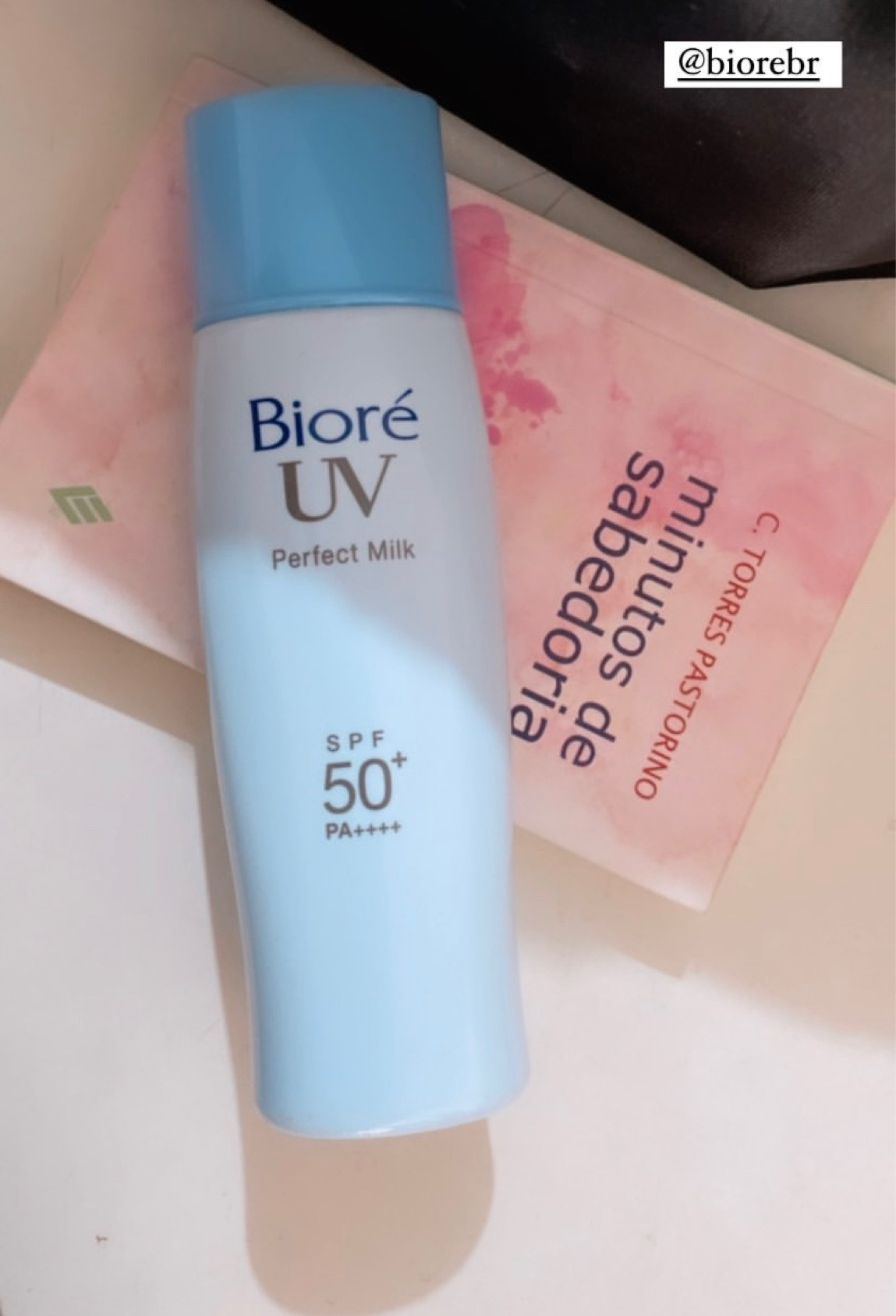 Esse protetor segue sendo 
meu queridinho 🩵😍

Ele possui FPS 50 e alta proteção UVA. Sua textura é leitosa fluida, fica sequinho, mas não deixa a pele opaca, seu acabamento é bem confortável. Controla a oleosidade sem ressecar a pele! Quando você passa parece que ele vai ficar bem hidratante, porém depois de uns 2 minutinhos fica bem sequinho. É muito resistente ao suor e água, gruda na pele. Funciona super bem antes da make, não esfarela e não arde os olhos. Não deixa a pele esbranquiçada. Está na promo aproveitem! #LTKGift



#LTKbeauty 

#LTKbrasil #LTKpromo #LTKbeleza