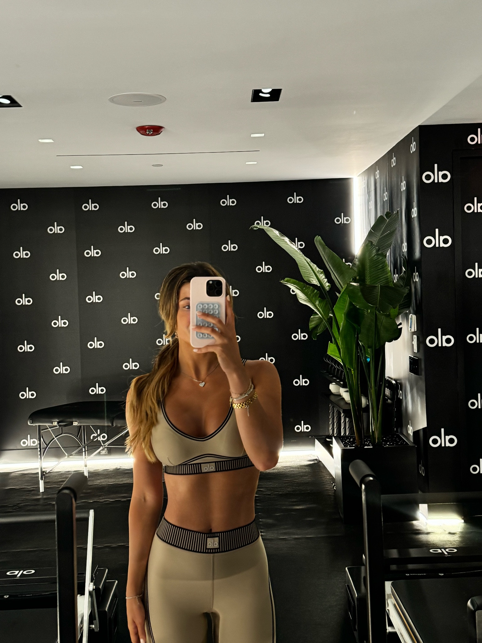 Alo workout outfit & workout set 