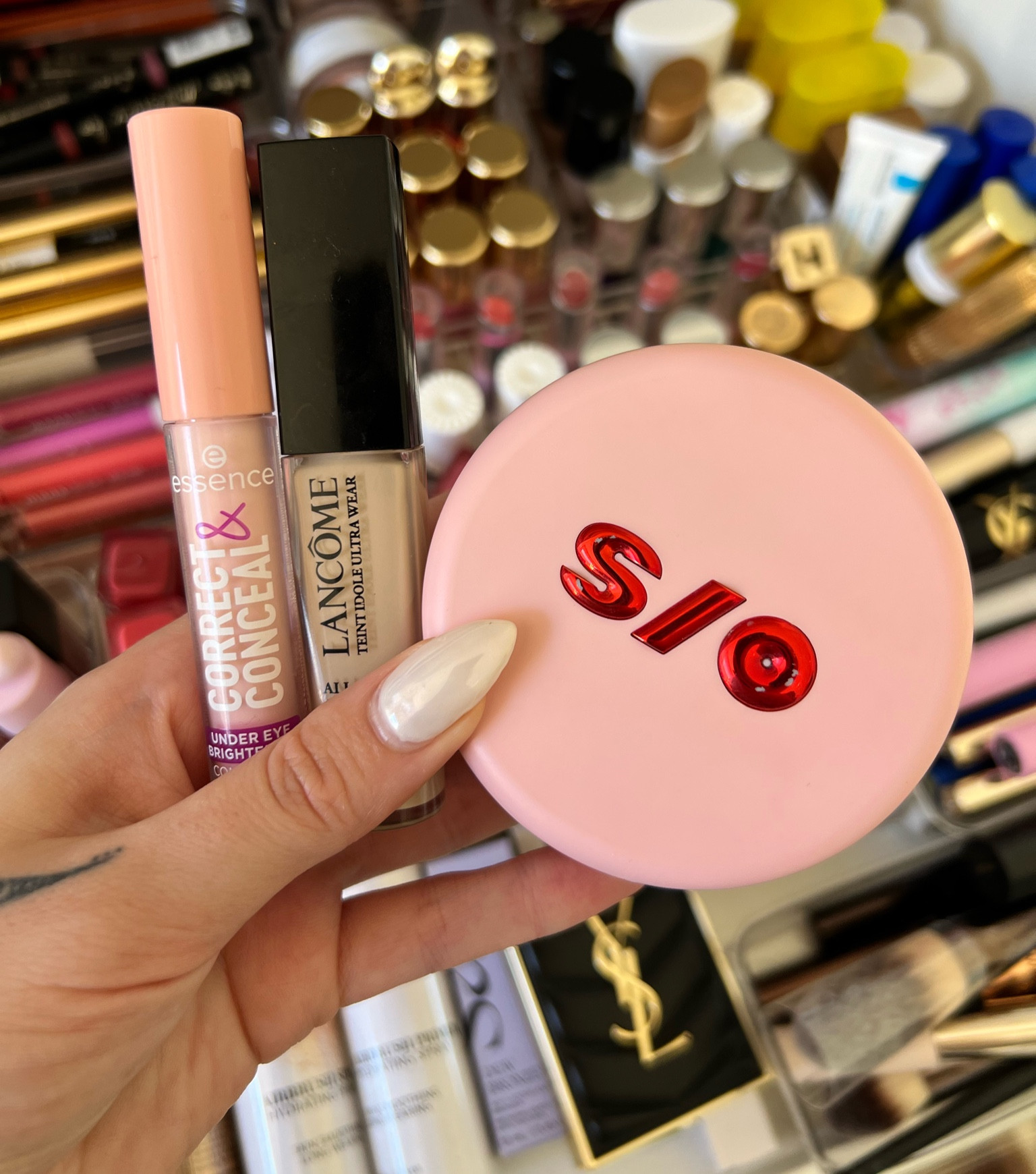 Dark under eye coverage! 
