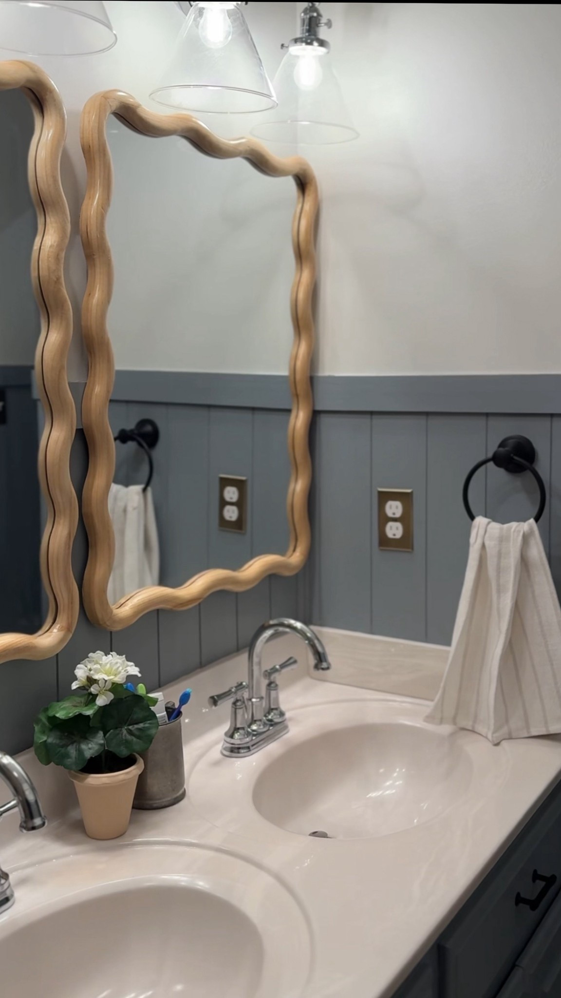 Traditional coastal inspired kids bathroomm