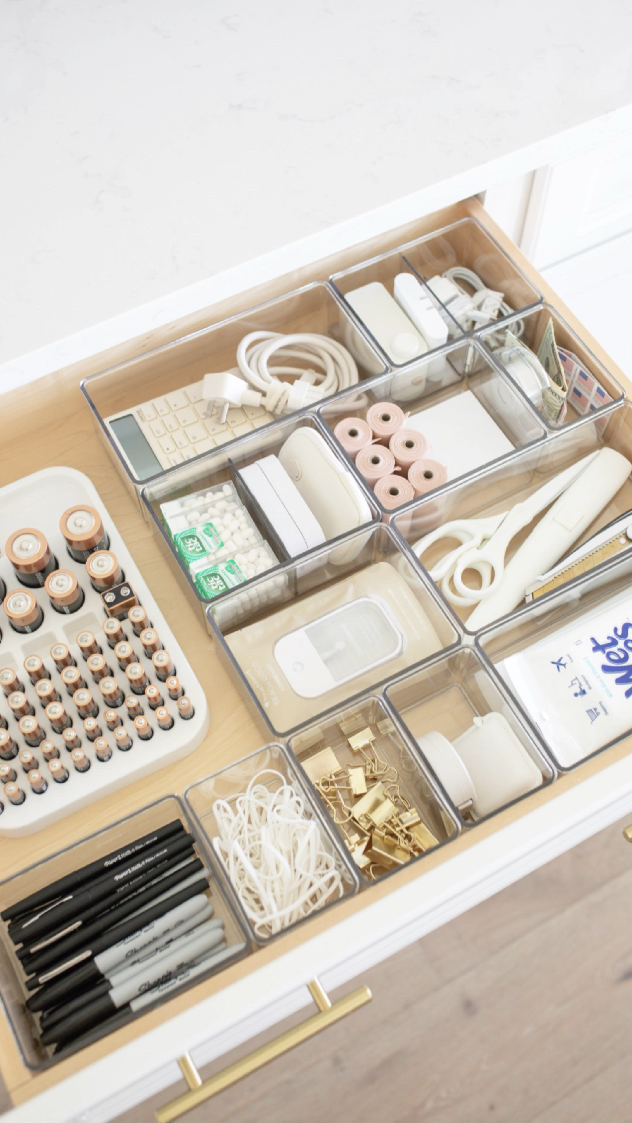 Organize my junk/everything drawer with me! 

Home organization, drawer organizers, Amazon finds, Amazon home, organized, organizers, the home edit, Walmart finds, Amazon prime day, Amazon prime big deals day, acrylic organizers 

#LTKxPrime 

#LTKfindsunder50 #LTKhome
