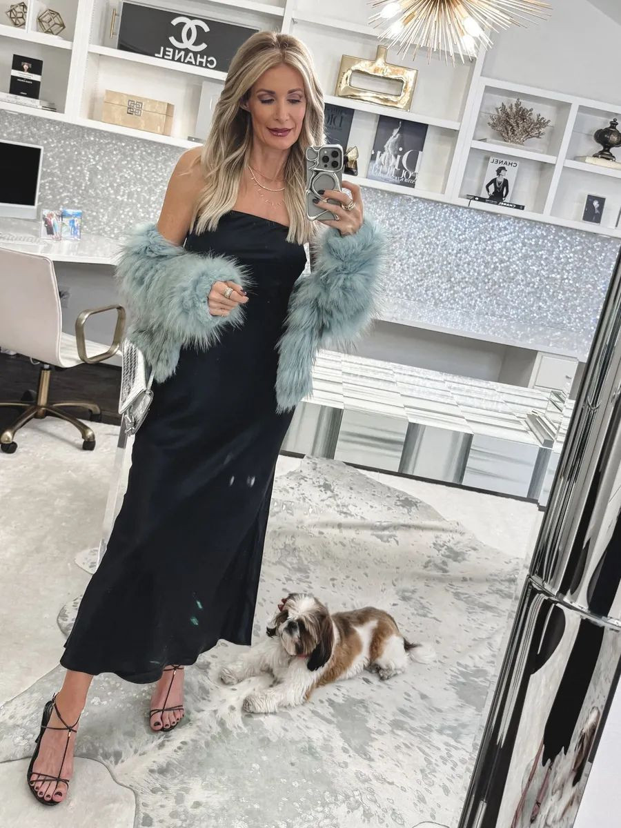 If you’re looking for the perfect date night dress… this is it. 🖤✨ This strapless washable silk dress is honestly perfection — it hugs your curves in all the right places, feels expensive, and gives that effortless “wow” factor without even trying. It’s the ultimate little black dress you can wear to literally anything… date night, dinner, cocktail party, weddings, you name it. ✔️ Washable silk (YES please) ✔️ Strapless + flattering fit ✔️ Comes in 5 colors ✔️ Such a reasonable price ✔️ Runs true to size I’m wearing an XS and it fits like a dream. This one is an absolute closet staple. 🔥 



  #LTKOver40

#LTKootd #LTKValentine #LTKootd #LTKOver40