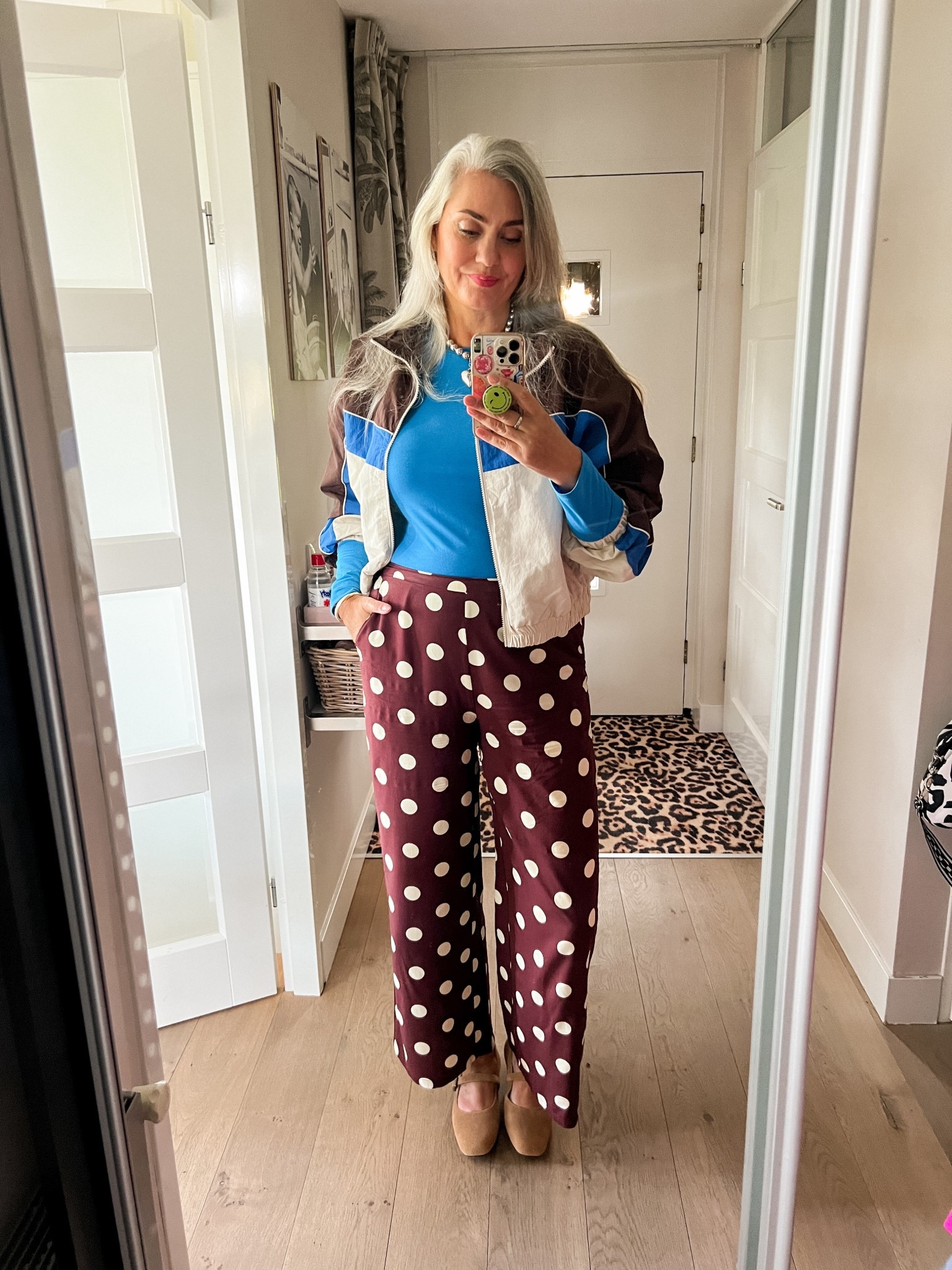 OOTD - Vrijdag. Blauwe longsleeve (M, https://hema-nl.mtpc.se/5639757), bruine polkadot broek (maat L en 10% korting met code Lous10 https://www.mollyandmy.nl/products/a-bee-juliana-wide-dot-pants-chocolate?ref=marlous_de_wit_williamson), windjack van Primark (M), suède Mary Jane schoenen van Low Heels UK (t/m maat 47). 

#LTKeurope #LTKmidsize #LTKnederlands