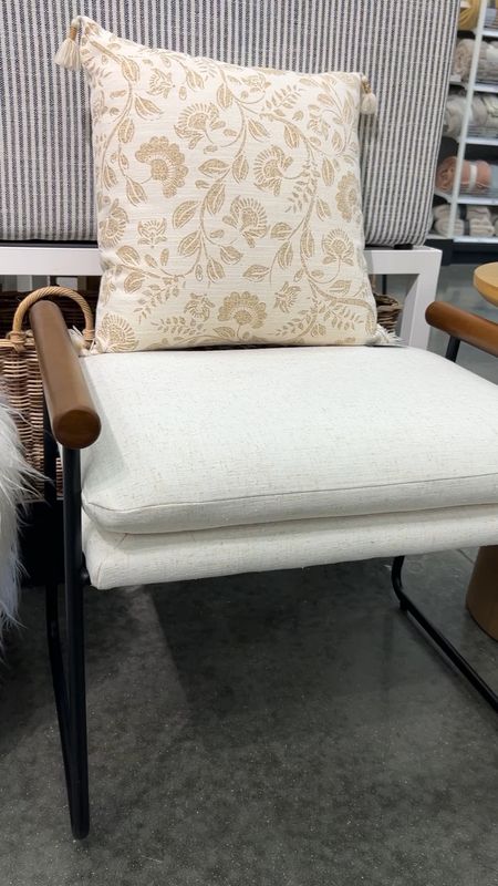 Beautiful upholster bench, perfect for living room, bedroom or as a vanity chair. Modern in style and add that organic touch to your decor. 







#uphosterbench
#modernhomedecor
#mcgee&co
#targethomedecor
#targetfinds
#homedecor
#target
@target 


#LTKunder50 #LTKunder100 #LTKhome